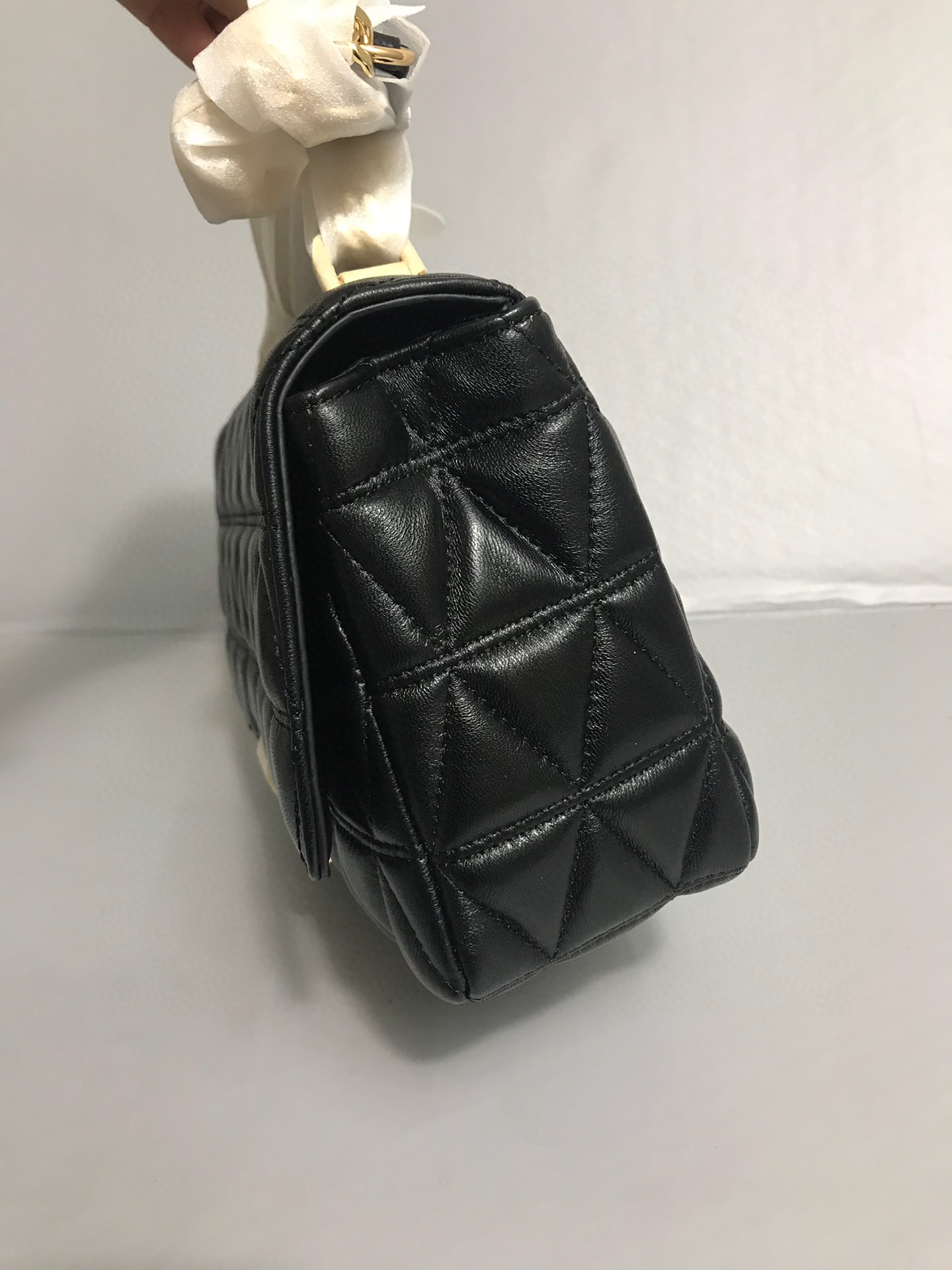 Michael Kors 新款新 MK中号V格小香风羊皮包 链条，、黑色、樱桃红，金色五金，中间有隔层。多个内插卡袋和拉链袋 走线非常美观