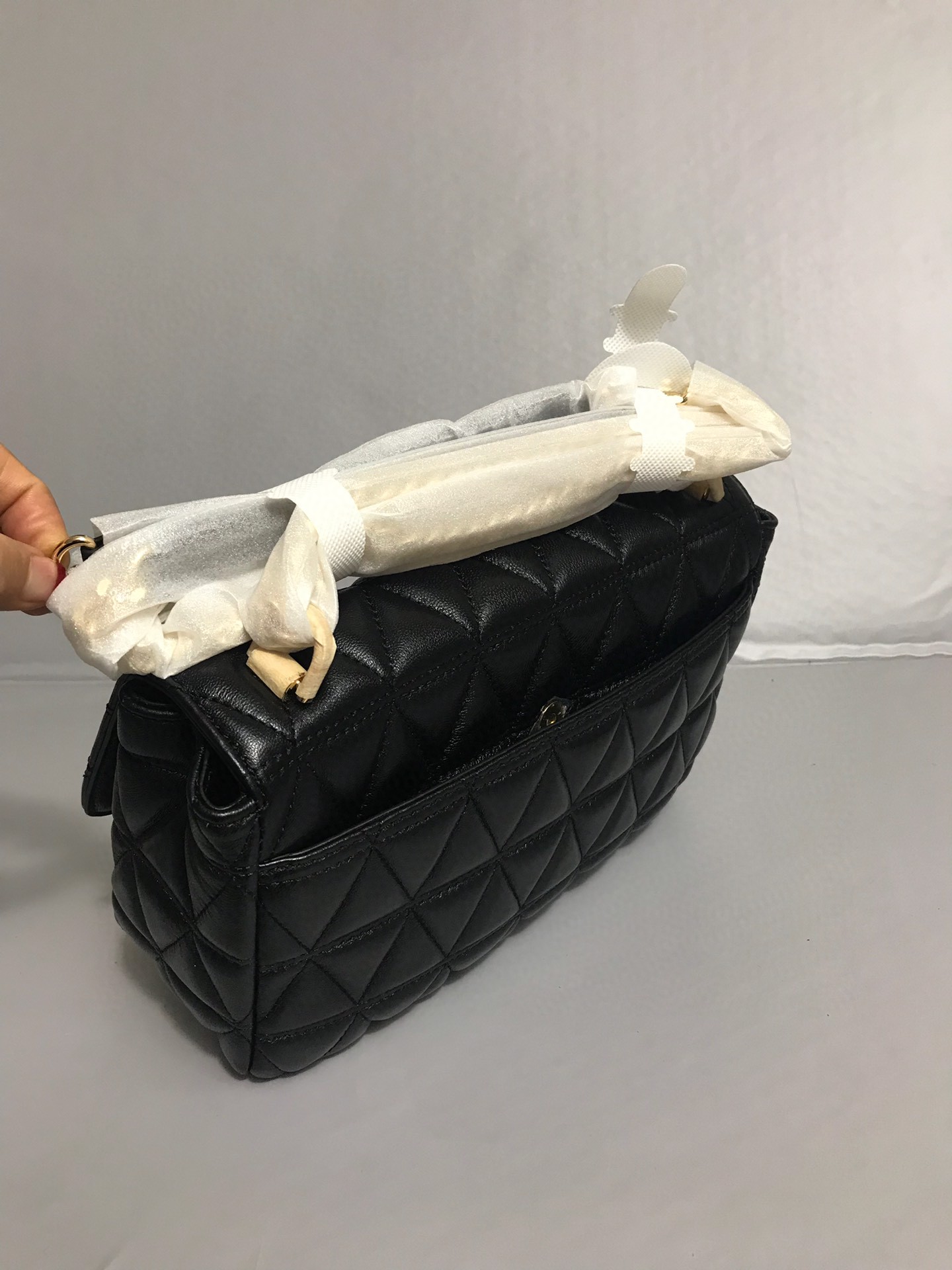 Michael Kors 新款新 MK中号V格小香风羊皮包 链条，、黑色、樱桃红，金色五金，中间有隔层。多个内插卡袋和拉链袋 走线非常美观