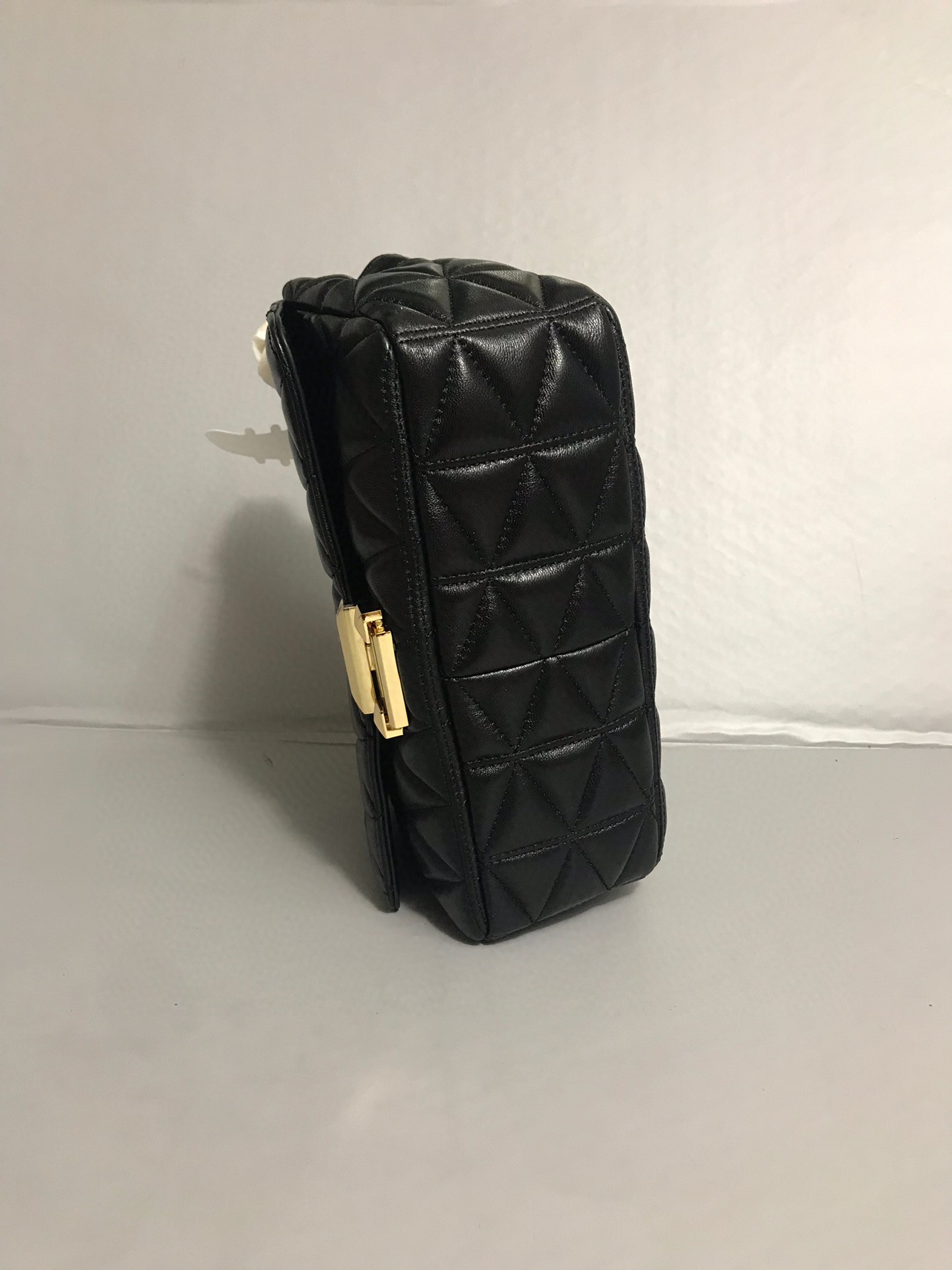 Michael Kors 新款新 MK中号V格小香风羊皮包 链条，、黑色、樱桃红，金色五金，中间有隔层。多个内插卡袋和拉链袋 走线非常美观