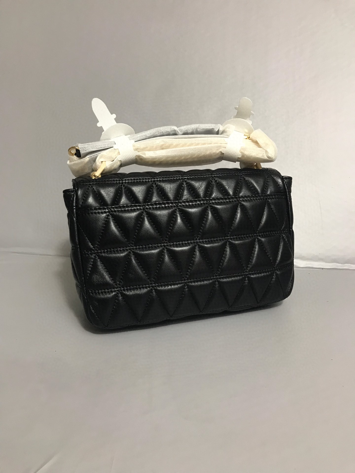 Michael Kors 新款新 MK中号V格小香风羊皮包 链条，、黑色、樱桃红，金色五金，中间有隔层。多个内插卡袋和拉链袋 走线非常美观