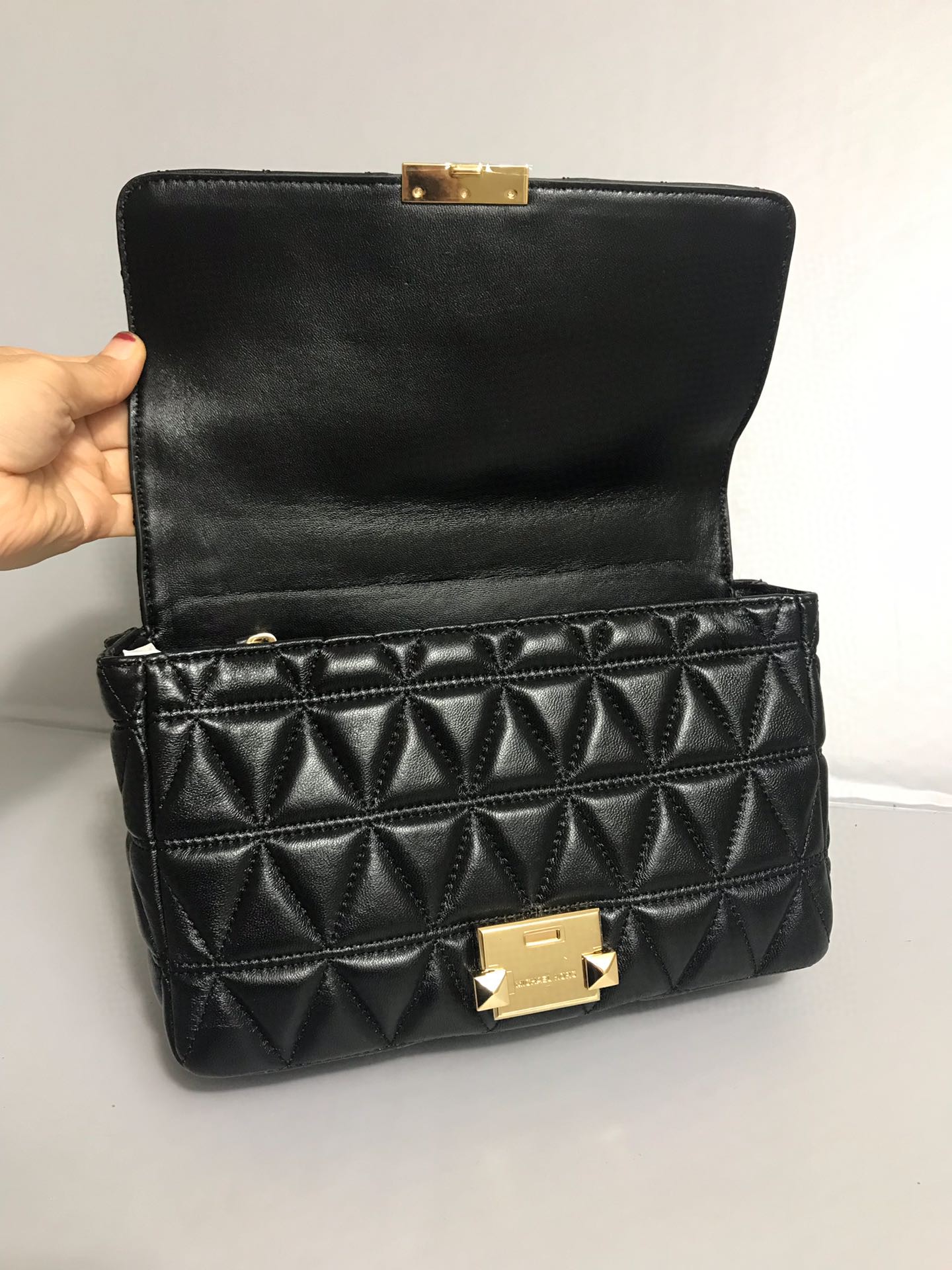 Michael Kors 新款新 MK中号V格小香风羊皮包 链条，、黑色、樱桃红，金色五金，中间有隔层。多个内插卡袋和拉链袋 走线非常美观