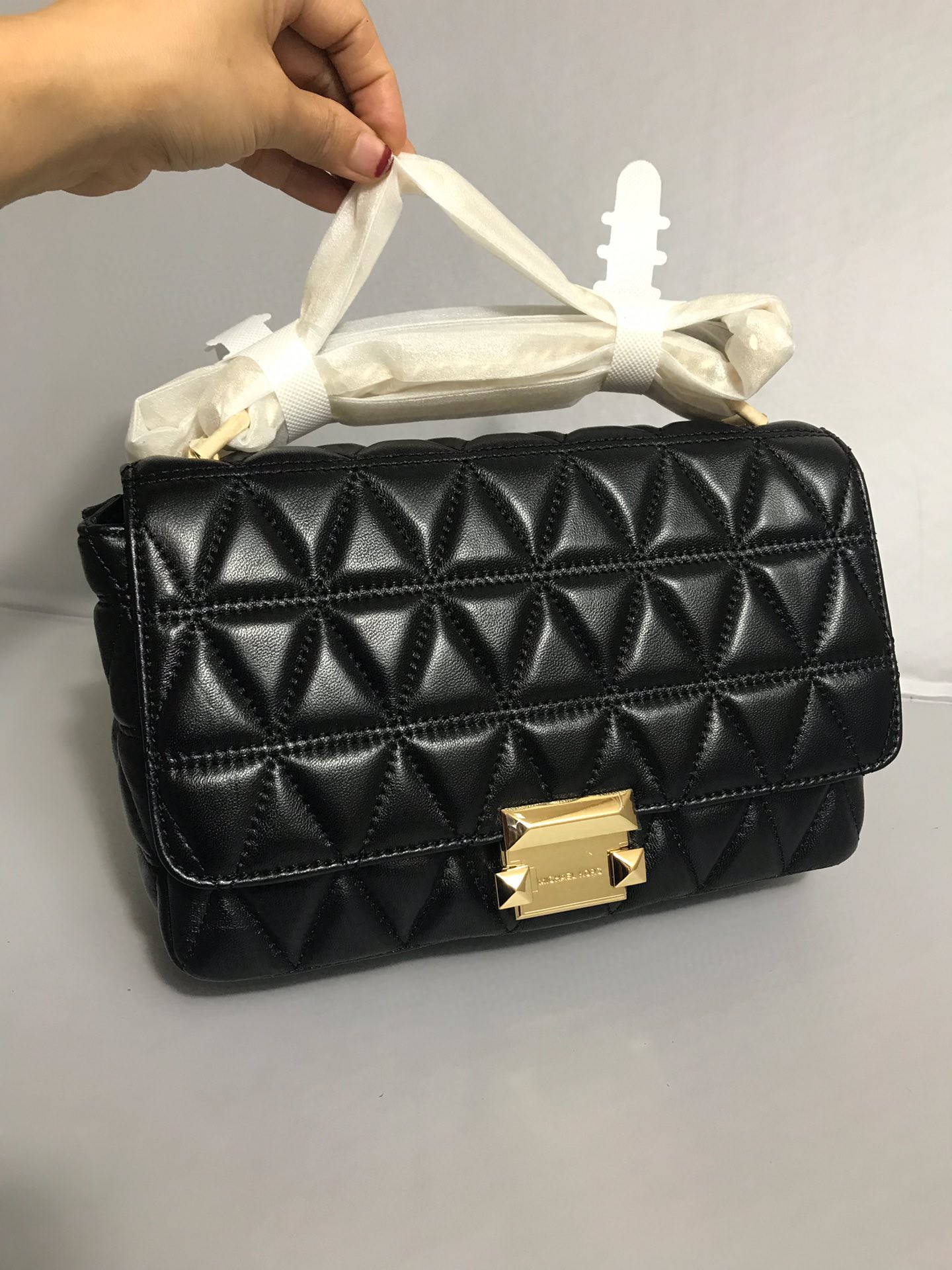 Michael Kors 新款新 MK中号V格小香风羊皮包 链条，、黑色、樱桃红，金色五金，中间有隔层。多个内插卡袋和拉链袋 走线非常美观