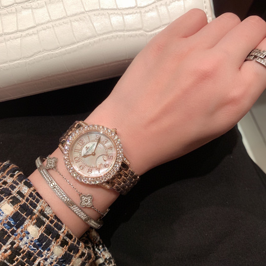 Cartier 积家约会系列月相珠宝腕表 体现出了的精妙之芯时间之艺 表圈及表盘内珠宝工匠们精心打磨镶嵌的钻石