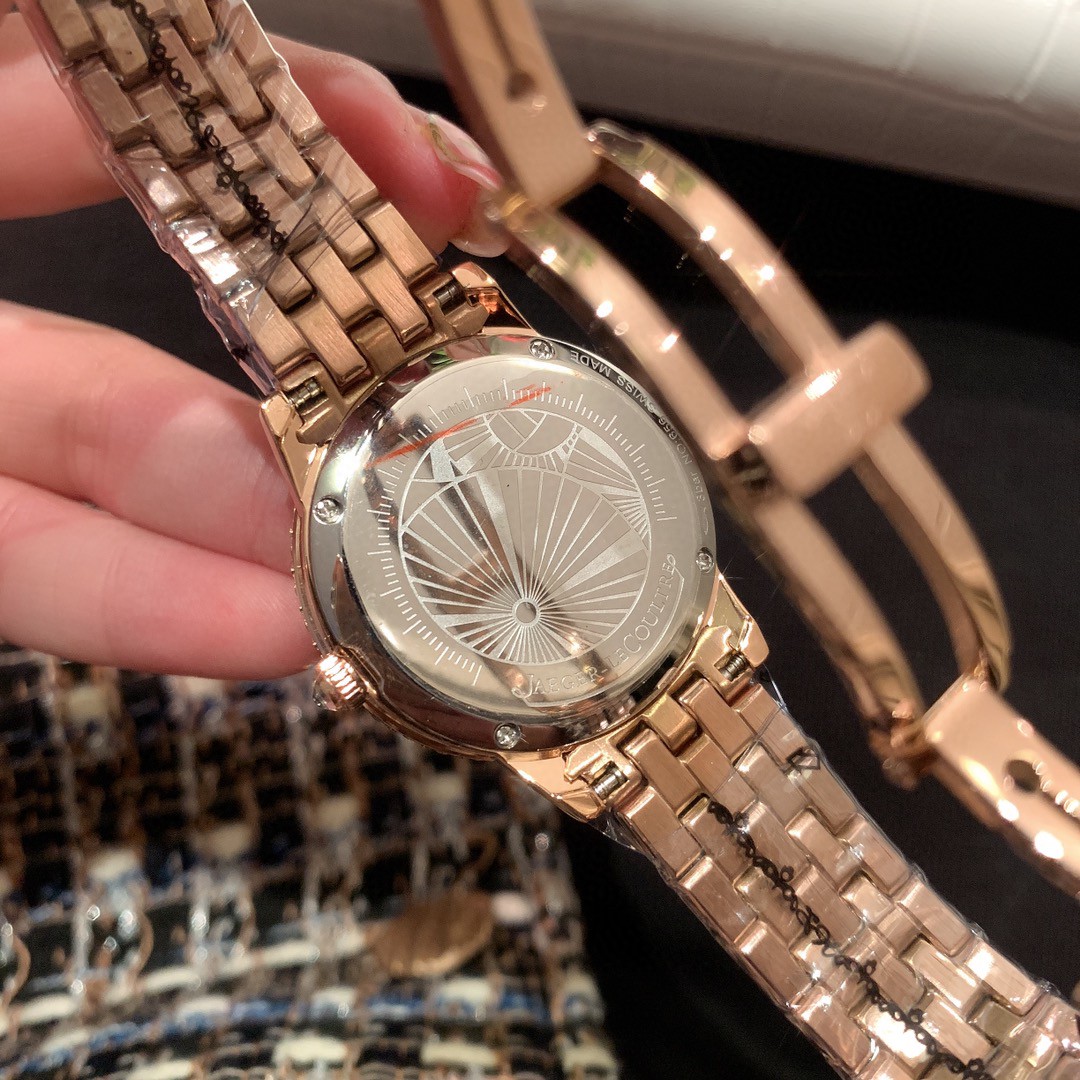 Cartier 积家约会系列月相珠宝腕表 体现出了的精妙之芯时间之艺 表圈及表盘内珠宝工匠们精心打磨镶嵌的钻石
