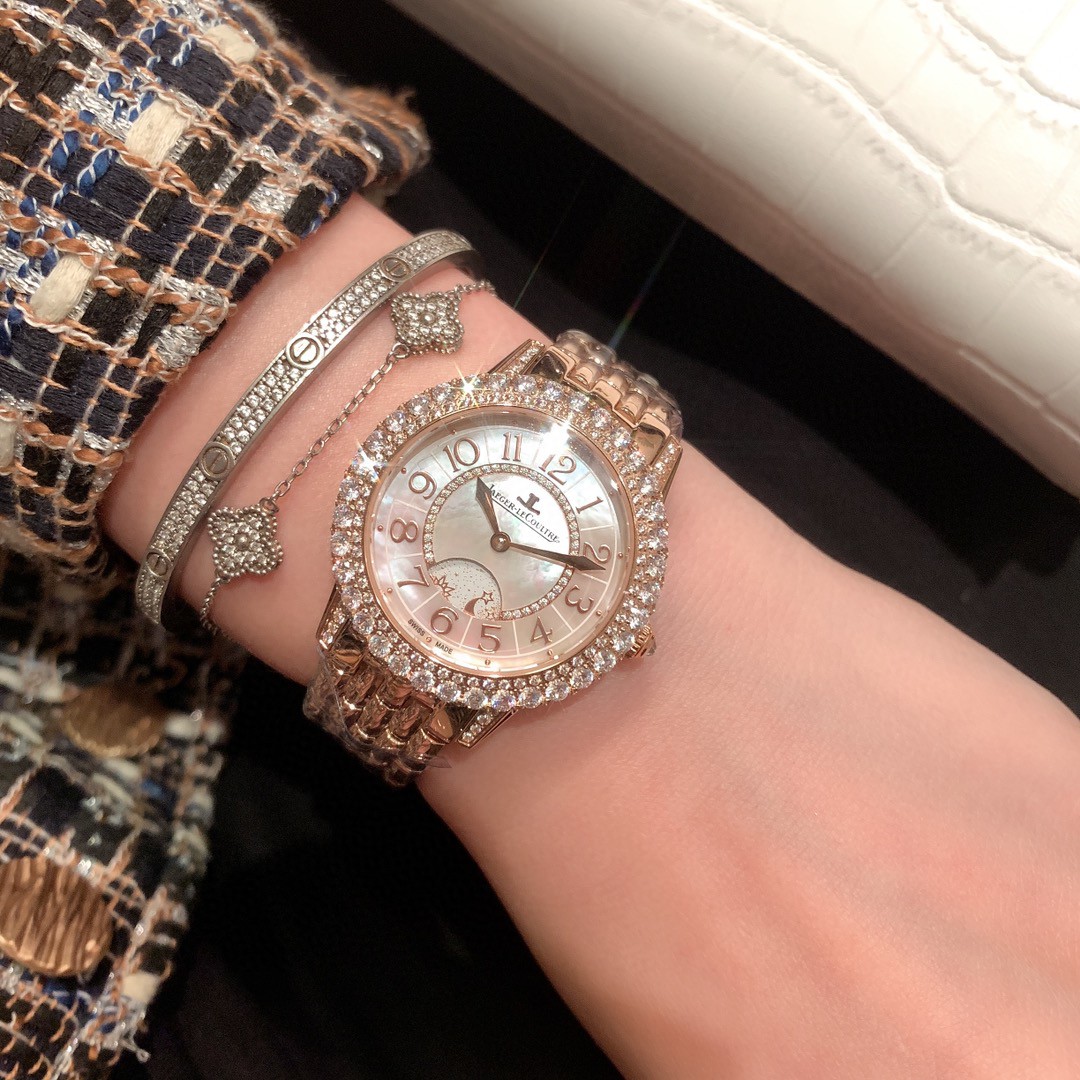 Cartier 积家约会系列月相珠宝腕表 体现出了的精妙之芯时间之艺 表圈及表盘内珠宝工匠们精心打磨镶嵌的钻石