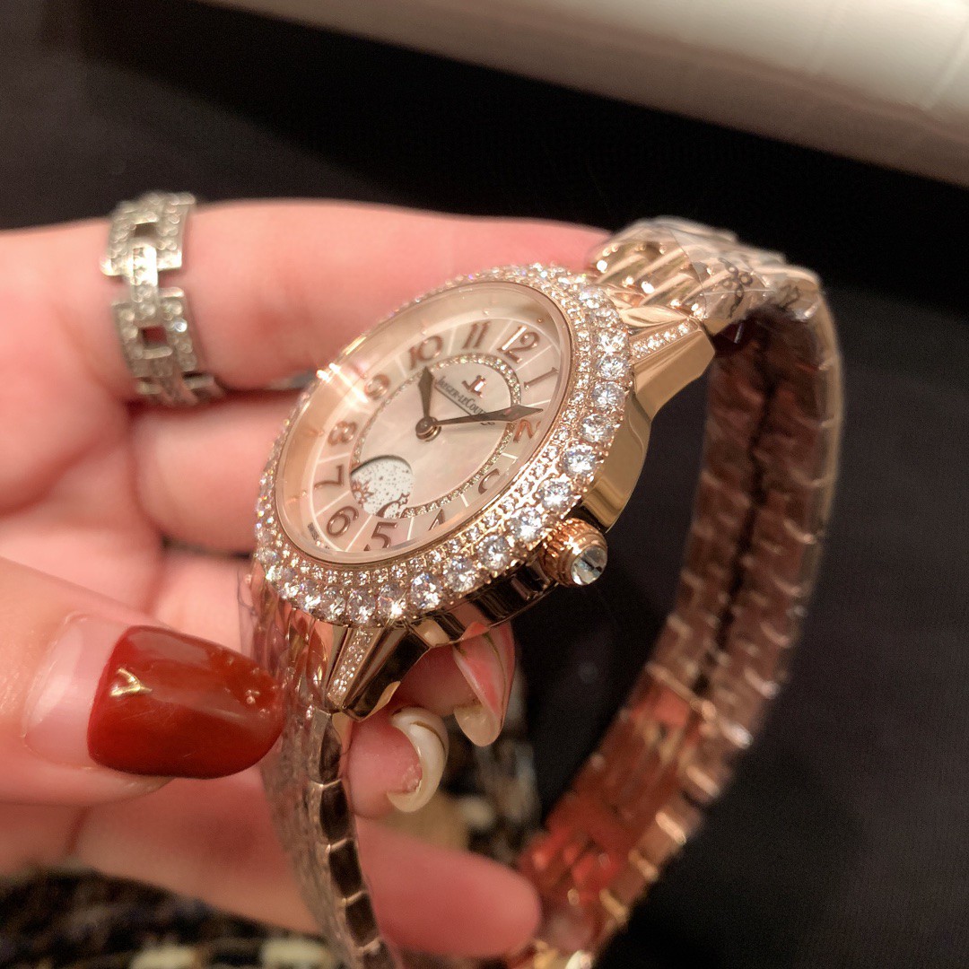 Cartier 积家约会系列月相珠宝腕表 体现出了的精妙之芯时间之艺 表圈及表盘内珠宝工匠们精心打磨镶嵌的钻石