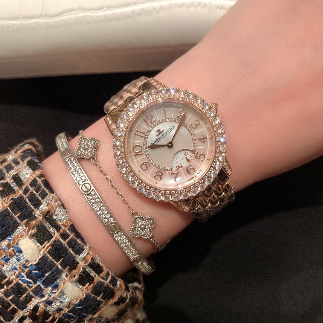 Cartier 积家约会系列月相珠宝腕表 体现出了的精妙之芯时间之艺 表圈及表盘内珠宝工匠们精心打磨镶嵌的钻石