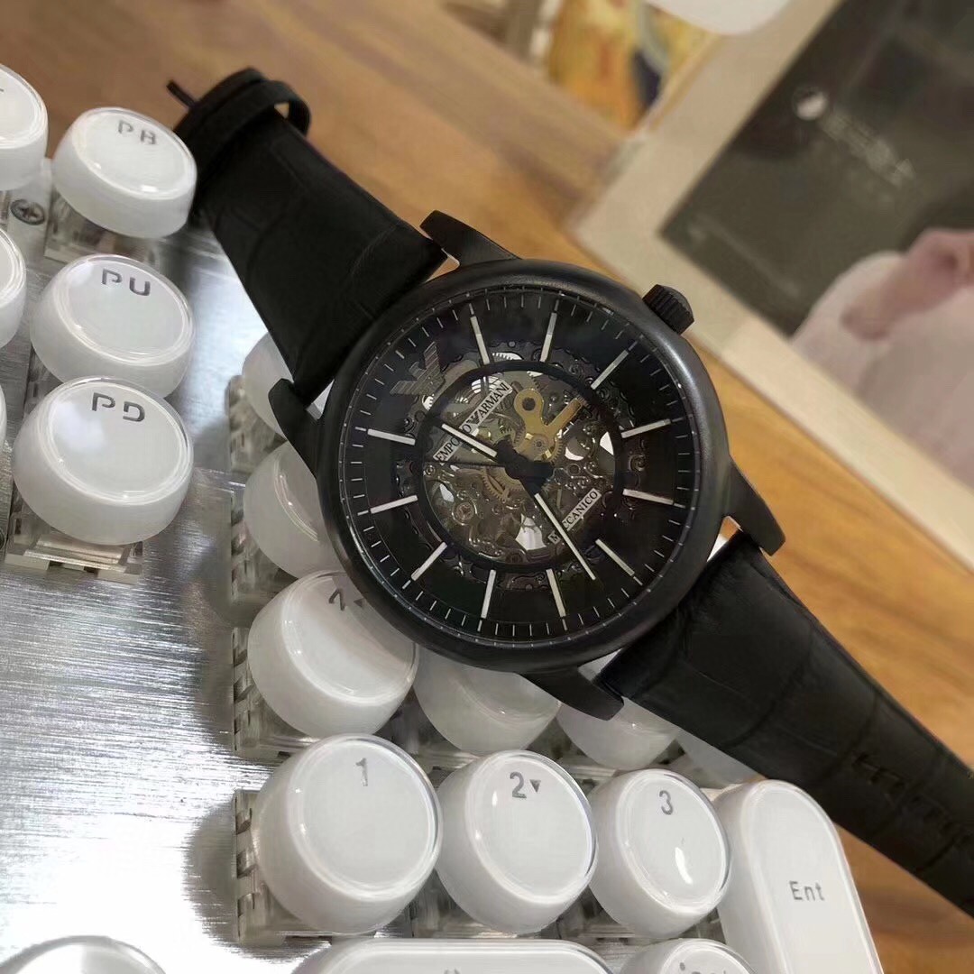 💰115原单品质也有
阿玛尼手表男表AR60008      匠心独具   黑钢炫酷    潮流镂空设计  富有现代艺术性的华美镂空    进口牛皮表带      针扣  矿物质水晶镜面    全自动机械男表
42mm*13mm。