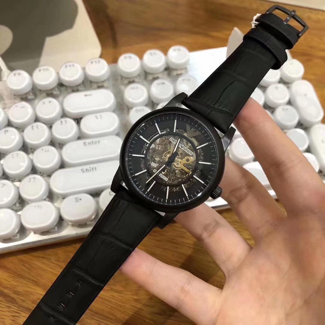 💰115原单品质也有
阿玛尼手表男表AR60008      匠心独具   黑钢炫酷    潮流镂空设计  富有现代艺术性的华美镂空    进口牛皮表带      针扣  矿物质水晶镜面    全自动机械男表
42mm*13mm。