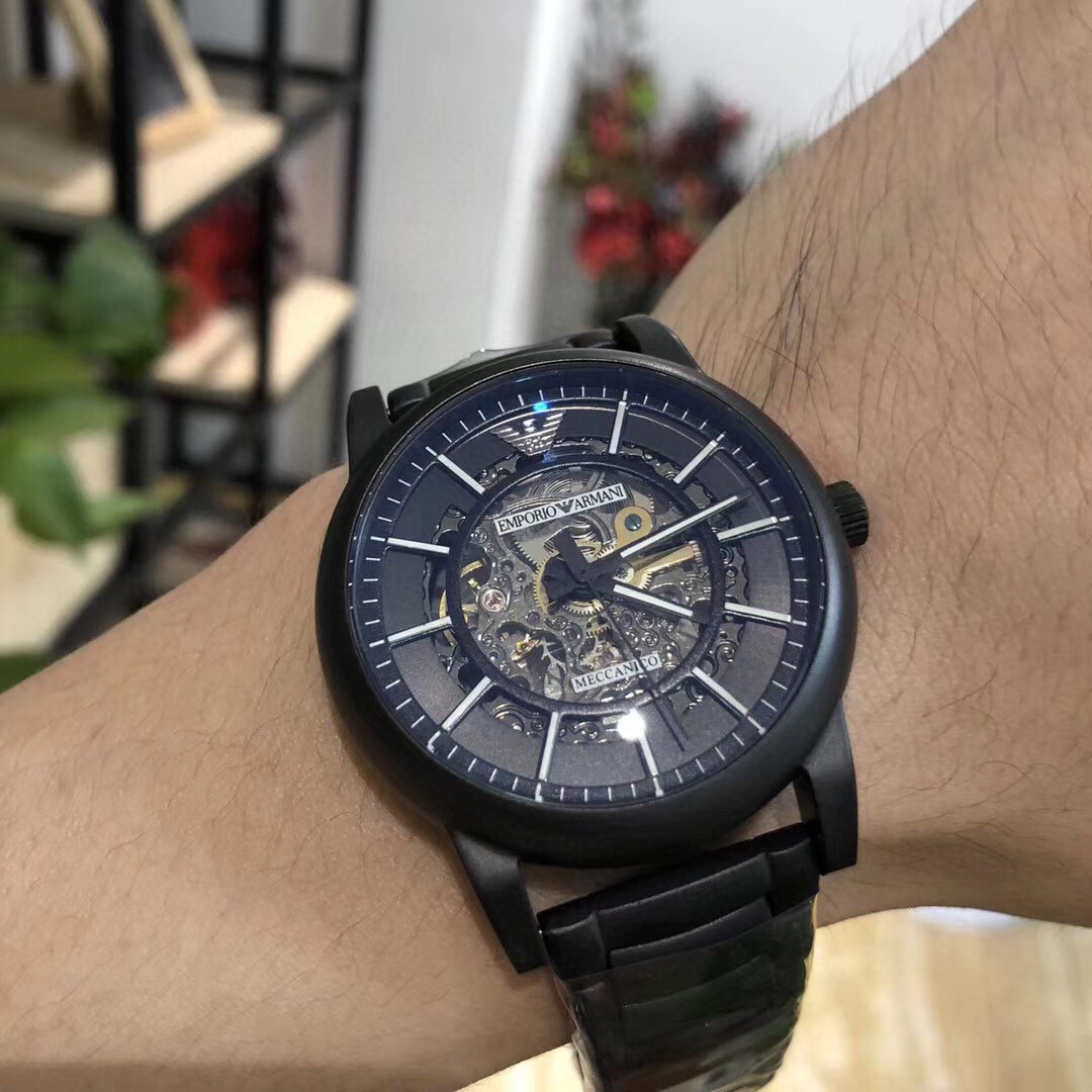 💰125原单品质也有
阿玛尼手表男表AR60008      匠心独具   黑钢炫酷    潮流镂空设计  富有现代艺术性的华美镂空    进口牛皮表带      针扣  矿物质水晶镜面   全自动机械男表
42mm*13mm。