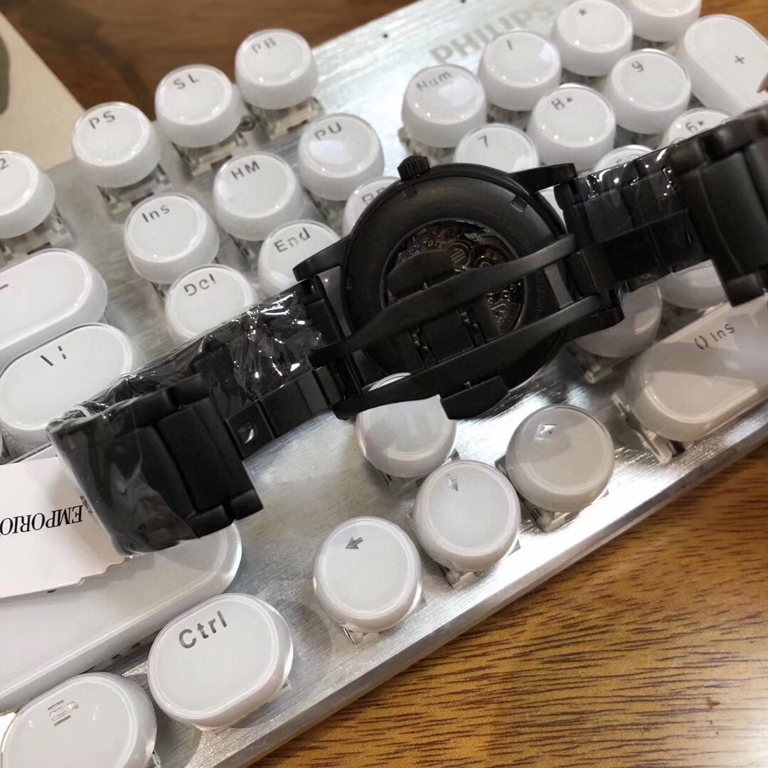 💰125原单品质也有
阿玛尼手表男表AR60008      匠心独具   黑钢炫酷    潮流镂空设计  富有现代艺术性的华美镂空    进口牛皮表带      针扣  矿物质水晶镜面   全自动机械男表
42mm*13mm。