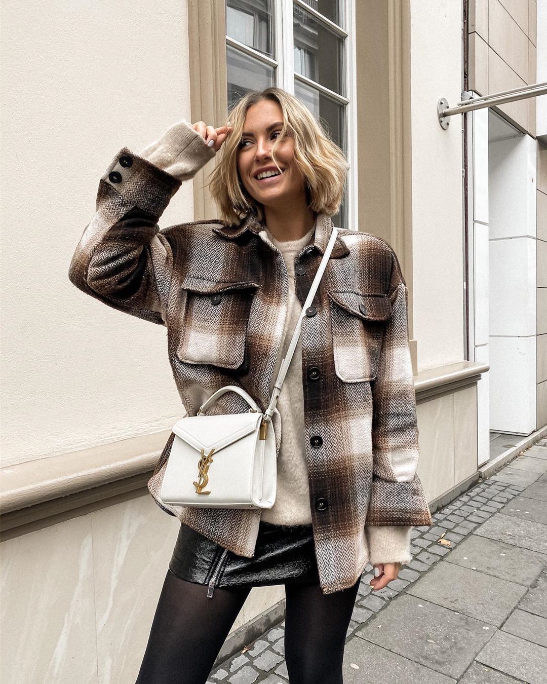 YSL 𝐂𝐚𝐬𝐬𝐚𝐧𝐝𝐫𝐚 Mini 20CM 鱼子酱纹手拎包 602716白色/金扣