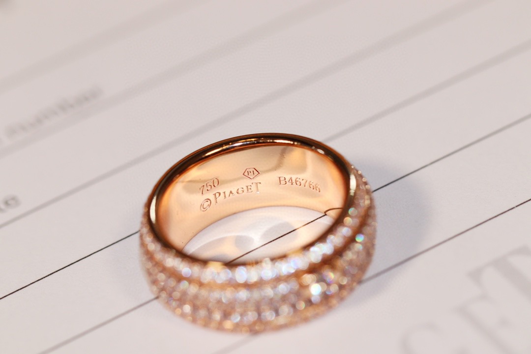 【我们出品】📢厂家直销 ZP开版 顶尖珠宝工艺  历时3个月 伯爵🆕款款指环💍，镶嵌多颗施华洛世奇原石，中央环可以转动，采用超级仿真钻 手工镶嵌 CNC车床工艺 真心重工 闪 石头也是采用了独特对镶嵌方式 让它更闪 也不会掉石🌟～尺码5678