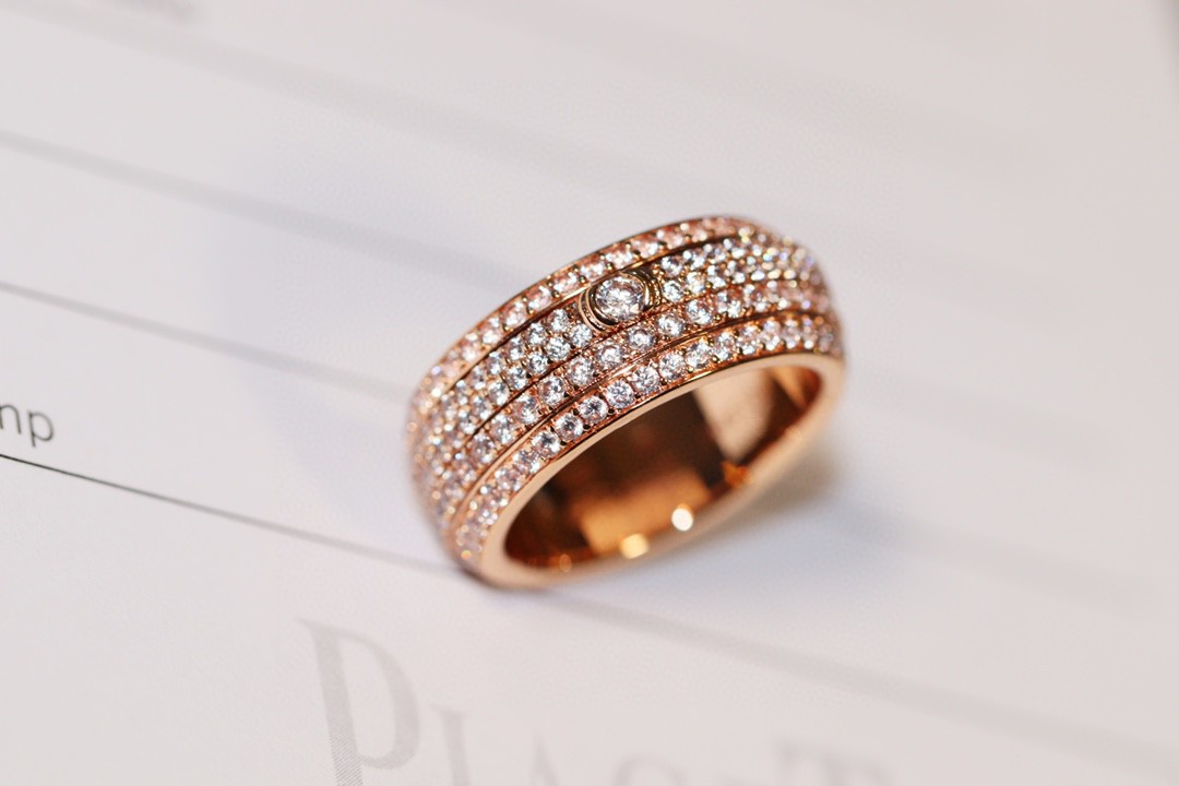 【我们出品】📢厂家直销 ZP开版 顶尖珠宝工艺  历时3个月 伯爵🆕款款指环💍，镶嵌多颗施华洛世奇原石，中央环可以转动，采用超级仿真钻 手工镶嵌 CNC车床工艺 真心重工 闪 石头也是采用了独特对镶嵌方式 让它更闪 也不会掉石🌟～尺码5678