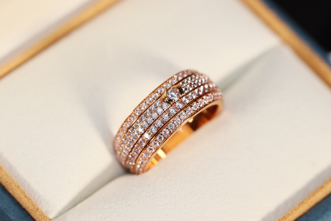 【我们出品】📢厂家直销 ZP开版 顶尖珠宝工艺  历时3个月 伯爵🆕款款指环💍，镶嵌多颗施华洛世奇原石，中央环可以转动，采用超级仿真钻 手工镶嵌 CNC车床工艺 真心重工 闪 石头也是采用了独特对镶嵌方式 让它更闪 也不会掉石🌟～尺码5678