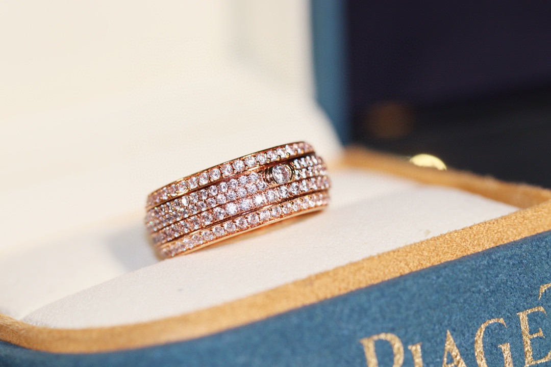 【我们出品】📢厂家直销 ZP开版 顶尖珠宝工艺  历时3个月 伯爵🆕款款指环💍，镶嵌多颗施华洛世奇原石，中央环可以转动，采用超级仿真钻 手工镶嵌 CNC车床工艺 真心重工 闪 石头也是采用了独特对镶嵌方式 让它更闪 也不会掉石🌟～尺码5678