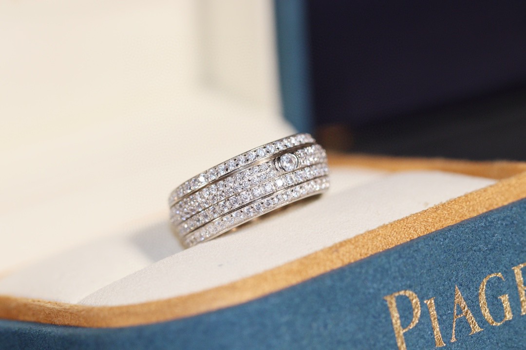 【我们出品】📢厂家直销 ZP开版 顶尖珠宝工艺  历时3个月 伯爵🆕款款指环💍，镶嵌多颗施华洛世奇原石，中央环可以转动，采用超级仿真钻 手工镶嵌 CNC车床工艺 真心重工 闪 石头也是采用了独特对镶嵌方式 让它更闪 也不会掉石🌟～尺码5678