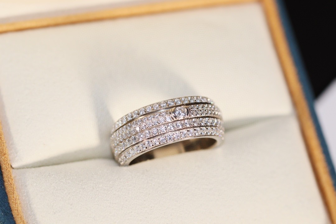 【我们出品】📢厂家直销 ZP开版 顶尖珠宝工艺  历时3个月 伯爵🆕款款指环💍，镶嵌多颗施华洛世奇原石，中央环可以转动，采用超级仿真钻 手工镶嵌 CNC车床工艺 真心重工 闪 石头也是采用了独特对镶嵌方式 让它更闪 也不会掉石🌟～尺码5678