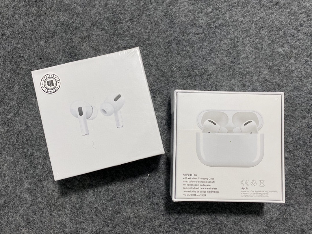 本地自取260!放店私聊
苹果AirPodsPro 三代耳机 ln冲正毒版
全面升级原装外壳 黑喇叭网罩
机身两处开孔 侧身带降噪钢网 外观同步正品!
耳机采用1.7石墨喇叭功放 音质接近正品!
机身五处激光刻码 序列号官网可查!
耳机仓盖跟左右耳全部对应一致刻码!
配专柜小票 真正冲正版本 秒杀市面百来块通货!
支持修改名字 GPS查找定位!
支持音频共享,切换透明降噪模式!
全部支持退换,质量问题保修三个月!
本地自取赠送独家全套配件
毒箱 毒证书 小票 保护壳 无线充电板!