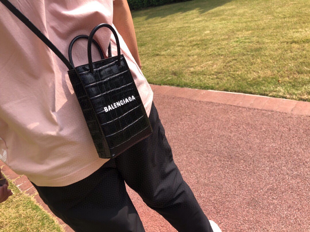 黑色🐊
Balenciagα手机包