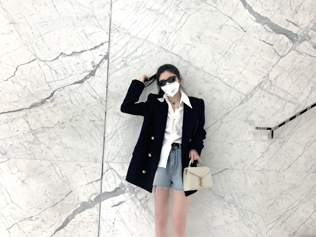 YSL 𝐂𝐚𝐬𝐬𝐚𝐧𝐝𝐫𝐚 Mini 20CM 鱼子酱纹手拎包 602716白色/金扣