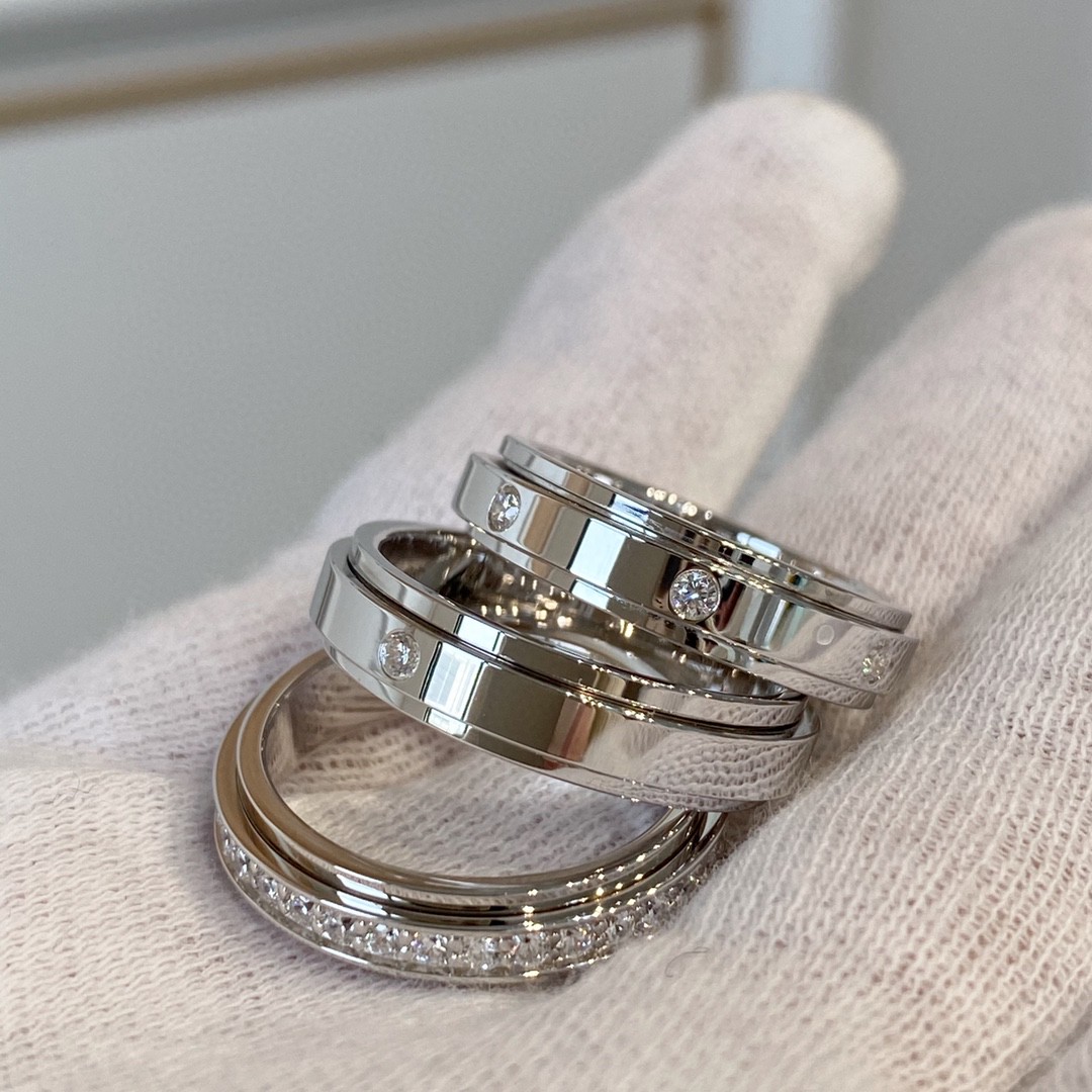 NO:633863,Piaget POSSESSION series of rings, which means meeting beauty while turning. I hope this ring can accompany girls to set sail brightly. The zp customized version can be flexibly rotated in the middle. This process is very difficult. Ordinary processes are very stuck when rotating. We have received this one.  You can try turning it, it feels very smooth, exactly the same as the turning feel of ZP. The diamond is made of first-grade silicon titanium material, the most cost-effective simulation diamond. Overall, we use CNC carving technology. The texture of the jewelry craft is definitely not a silver ring, and the visual simulation effect is extremely strong!  Material V-gold material, electroplated thick gold, US code # two colors, single diamond 88220, seven diamonds, 88240 full diamond, US code # 88250,, ring, Cardia high-end jewelry19860909伯*爵POSSESSION时来运转系列戒指,寓意在转动间遇见美好,希望这枚戒指可以陪妹子们璀璨起航zp定制版,中间是可以灵活转动的,这个工艺难度很大,普通工艺转动起来非常卡,我们这款大家收到可以尝试转动一下,手感非常顺滑,跟zp的转动手感是一模一样的.钻石采用一级硅钛料,最具性价比的仿真钻,整体我们采用CNC精雕工艺,珠宝工艺出品的质感绝对不是一枚银戒指,视觉仿真效果是极强的！ 材质通体V金材质电镀厚金, 美码#两个色 单钻 88220 七钻 88240 满钻 美码# 88250,,ring,卡迪亚高端饰品,Jewelry
