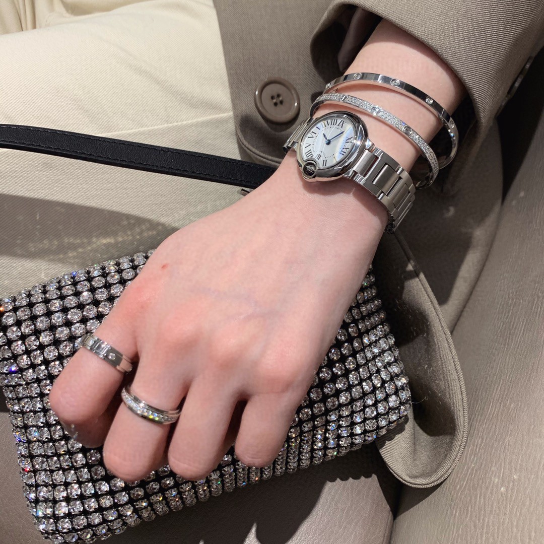 NO:632706,Platinum gold Piaget ring, refer to the picture to get started. You can buy anything this year, but this fortune-turning ring is a must. This year, you need to turn away all the bad luck and turn (earn) all the good luck!  Solitaire diamonds, seven diamonds, full diamonds, all look good. The ring can be rotated, so it will really bring good luck. Ring, Cartier high-end jewelry19860909铂金色的伯*爵戒指,上手图参考一下今年不入啥都可以,唯独这款时来运转戒指是必须要入的,今年太需要把霉运都转走,好运都转（赚）来了！单颗钻、七钻、满钻,都蛮好看戒指是会转的,所以它真的是会赚来好运哒,,ring,卡迪亚高端饰品,Jewelry