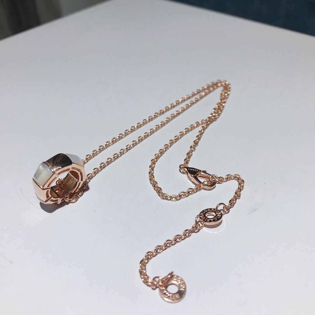 NO:102063,The series that has been popular for a long time. The intellect and sexy of the snake are fully displayed. Light luxury style. 3 styles of agile snake pattern natural stone necklace, malachite, white shell, glossy and diamonds, 3 styles, Bulgari necklace, bvlgari, necklace19860909火爆了挺久的系列了 蛇的知性和性感,展露无遗. 轻奢风格 灵动蛇纹天然石项链3款 孔雀石 白贝 光面带钻 3款,宝格丽项链,bvlgari,necklace,Jewelry