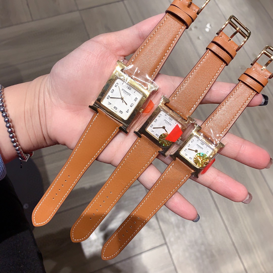 NO:392045,Hermes [Hermes] Couple Watch Heure H series Hong Kong DFS Global Duty Free Shop Bright Color Watch Strap surrounds the unique 'H' case, white natural macadamia digital surface, pure hand-polished, using Swiss quartz original gold movement, small diameter 21mm medium size 26mm large size 30.5mm Italian pure handmade calfskin strap, soft and comfortable, the first choice for H fans to get the goods, hermes, hermes, cowhide19860909Hermes【爱马仕】情侣手表Heure H系列香港DFS环球免税店亮丽的颜色表带环绕独特的“H”型表壳,白色天然贝母数字面,纯手工打磨而成,采用瑞士石英原金机芯,小号直径21mm 中号26mm 大号30.5mm意大利纯手工小牛皮表带 柔软舒适 配货首选H粉们都懂,,hermes,hermes,cowhide,Watch