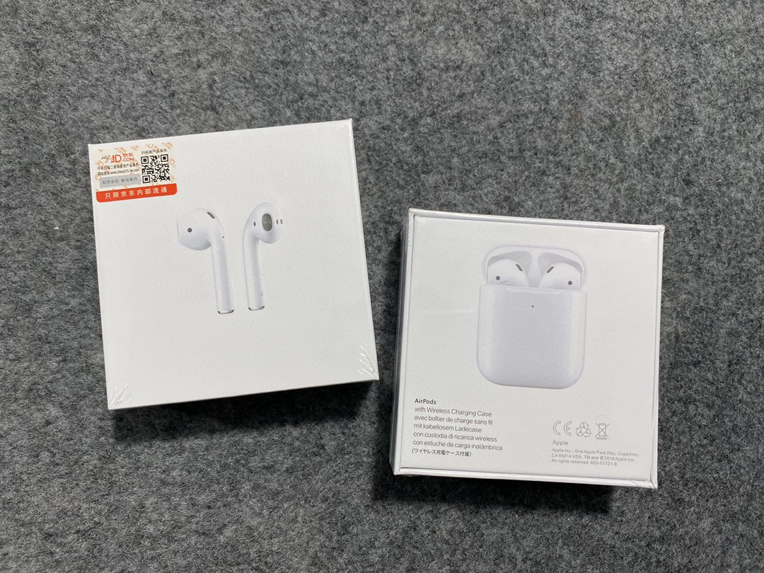 本地自取150!放店私聊 苹果AirPods2代 京东防伪版 原壳反磁机盖 原装尾插 稳定性高 支持修改名字GPS定位 带入耳检测 支持无线充电和有线充电两种模式,左右可单独使用,带触控暂停切歌功能! 右上角无电池柱,负一栏无蓝牙标志! 机身五处刻码!支持官网查询! 双锂子电芯 稳定听歌3小时以上! 区别市面其他通货续航时间不到1小时! 本地自取配送全套京东配件 京东发票 京东气柱袋 kaws保护壳 无线充电盘!