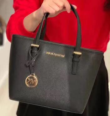 Michael Kors M家、 、MK新款小号购物袋 十字纹牛皮 购物袋样式 设计改成了小号 额外加了长背带