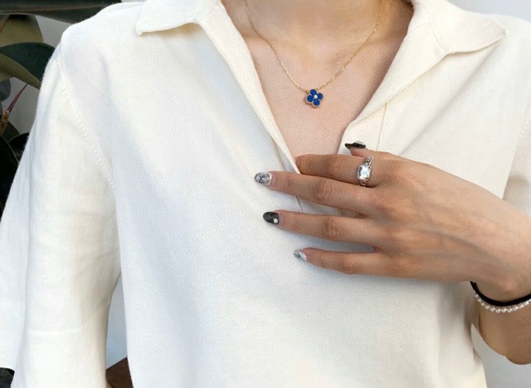 NO:632364,Blue four-leaf clover is so temperamental. If other colors are gentle and delicate, then this color is definitely elegant and noble across all age groups!  The most special and attractive color scheme~~In stock, upgraded palladium 0.5 thick gold version 88240, Cartier high-end jewelry19860909蓝色四叶草真的太气质了,如果其他色是温柔秀气,那这个颜色绝对是跨越所有年龄层的典雅高贵！最特殊最耐看的一款配色~~现货哦 升级钯金0.5厚金版本88240,,卡迪亚高端饰品,Jewelry