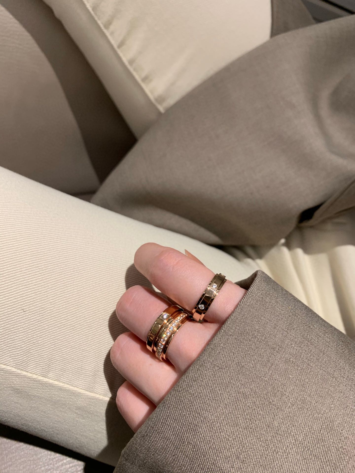 NO:633867,Piaget's transfer ring, time comes, the rose gold hands-on picture is for reference, it is so high-end, whether it is a single diamond, seven diamonds, or full diamonds, it looks great, and it has a full sense of high-end~~~ This year's must-have ring, ring, Cartier high-end jewelry19860909伯*爵转运戒指,时来运转,玫瑰金上手图参考,太高级了不管是单钻,七钻,还是满钻都很好看,透着满满高级感~~~今年必入戒指,,ring,卡迪亚高端饰品,Jewelry