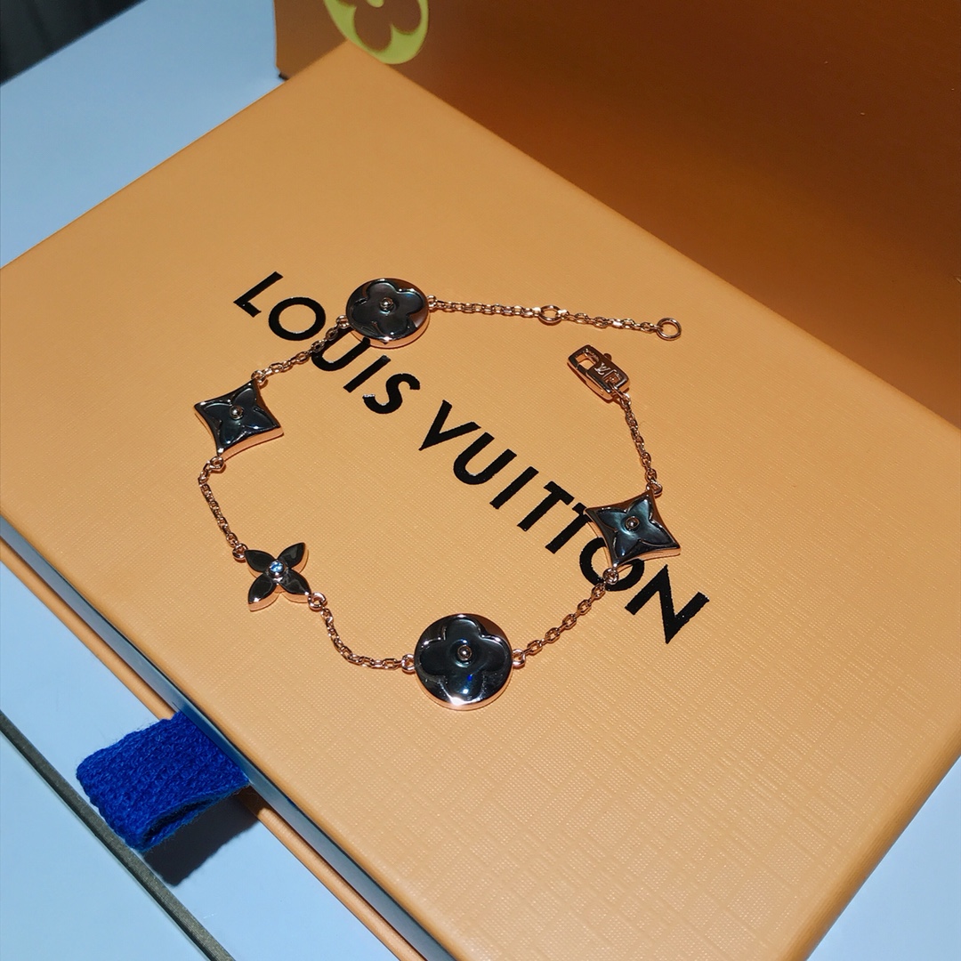 NO:661442,L*V rhombus flower-shaped five-flower bracelet inspired by the classic presbyopia pattern of the Lu family. Sterling silver 18k rose gold with high-grade gray shell. A hint of mystery in the coldness, Lv bracelet, louis vuitton, louis vuitton, louis vuitton, bracelet, pure silver19860909L*V 菱形花形五花手链 灵感来自驴家经典的老花图案 纯银18k玫瑰金配高级灰贝 高冷中透漏中一丝丝的神秘,Lv手链,louis vuitton,louis vuitton,louis vuitton,bracelet,pure silver,Jewelry