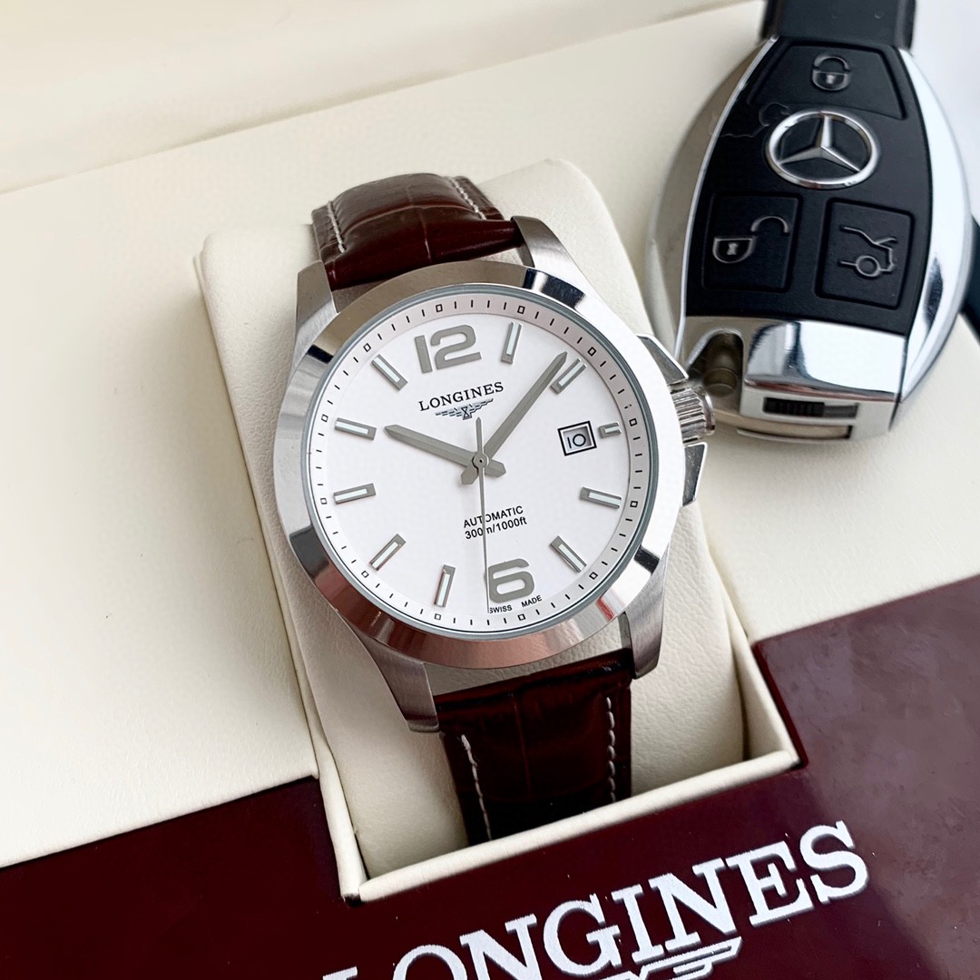 K5  浪琴  Longines 运动系列L3.676.4.58.6腕表全自动机械机芯 316L精钢表壳 精钢表带 直径40mm厚11mm 这款康卡斯系列腕表以精钢材质打造而成,搭配表盘和钢带。表盘上装饰有太阳放射纹,阿拉伯数字、时标和镀银抛光指针相得益彰,大三针的简约设计为腕表增添了优雅的气质。