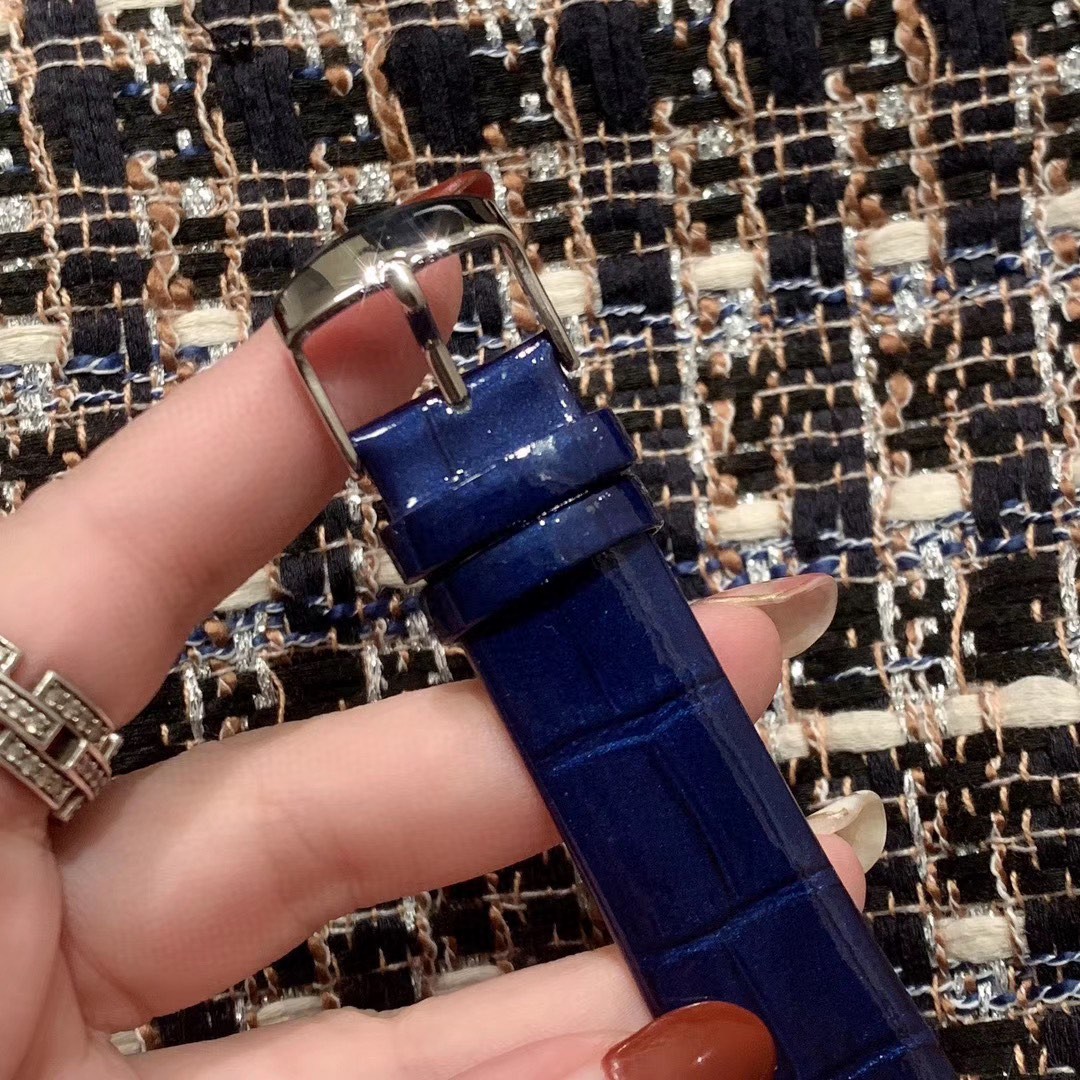 Unknown 施华洛世奇-Swarovski 直径36mm厚7mm 搭配 艺术感极高的蓝色钻石腕表