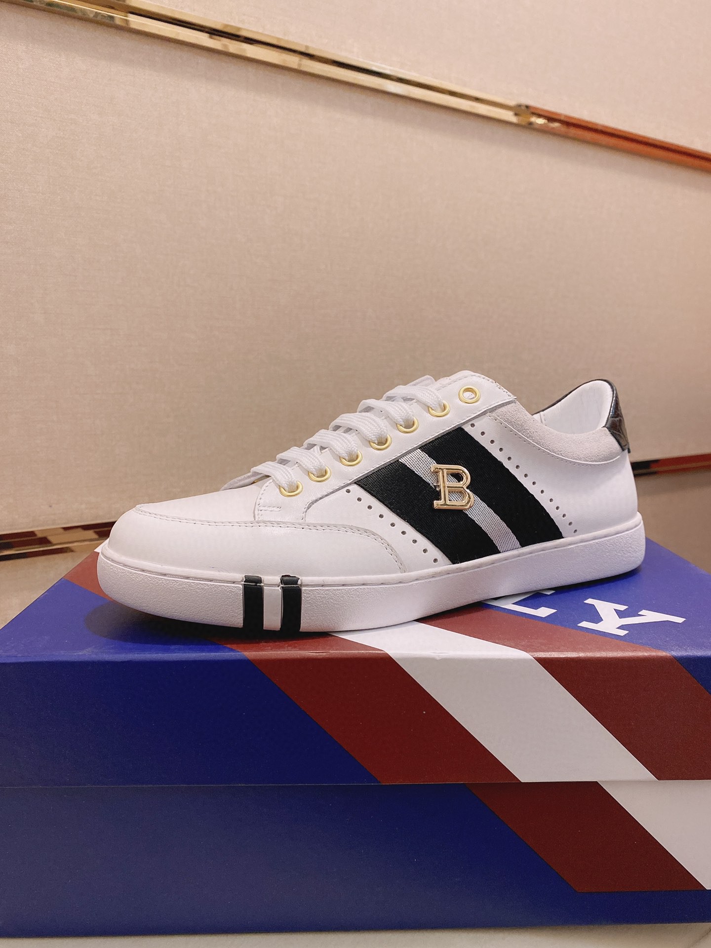 I5 巴利时尚潮男鞋火爆上市💯💯高富帅必备单品，专柜正品同步出品🌲🌲独特配色，出品高端🎗进口高档专用品牌配进口牛皮料鞋面，羊皮内里，最新研制舒适橡胶大底❗️简单，大气，时尚，百搭上脚让你万众瞩目🔺码38-44