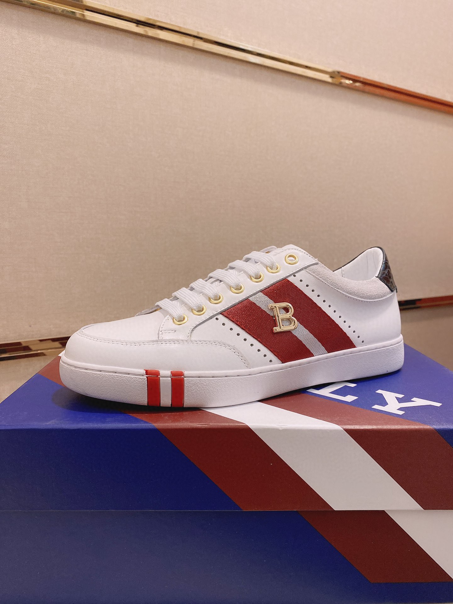 I5 巴利时尚潮男鞋火爆上市💯💯高富帅必备单品，专柜正品同步出品🌲🌲独特配色，出品高端🎗进口高档专用品牌配进口牛皮料鞋面，羊皮内里，最新研制舒适橡胶大底❗️简单，大气，时尚，百搭上脚让你万众瞩目🔺码38-44