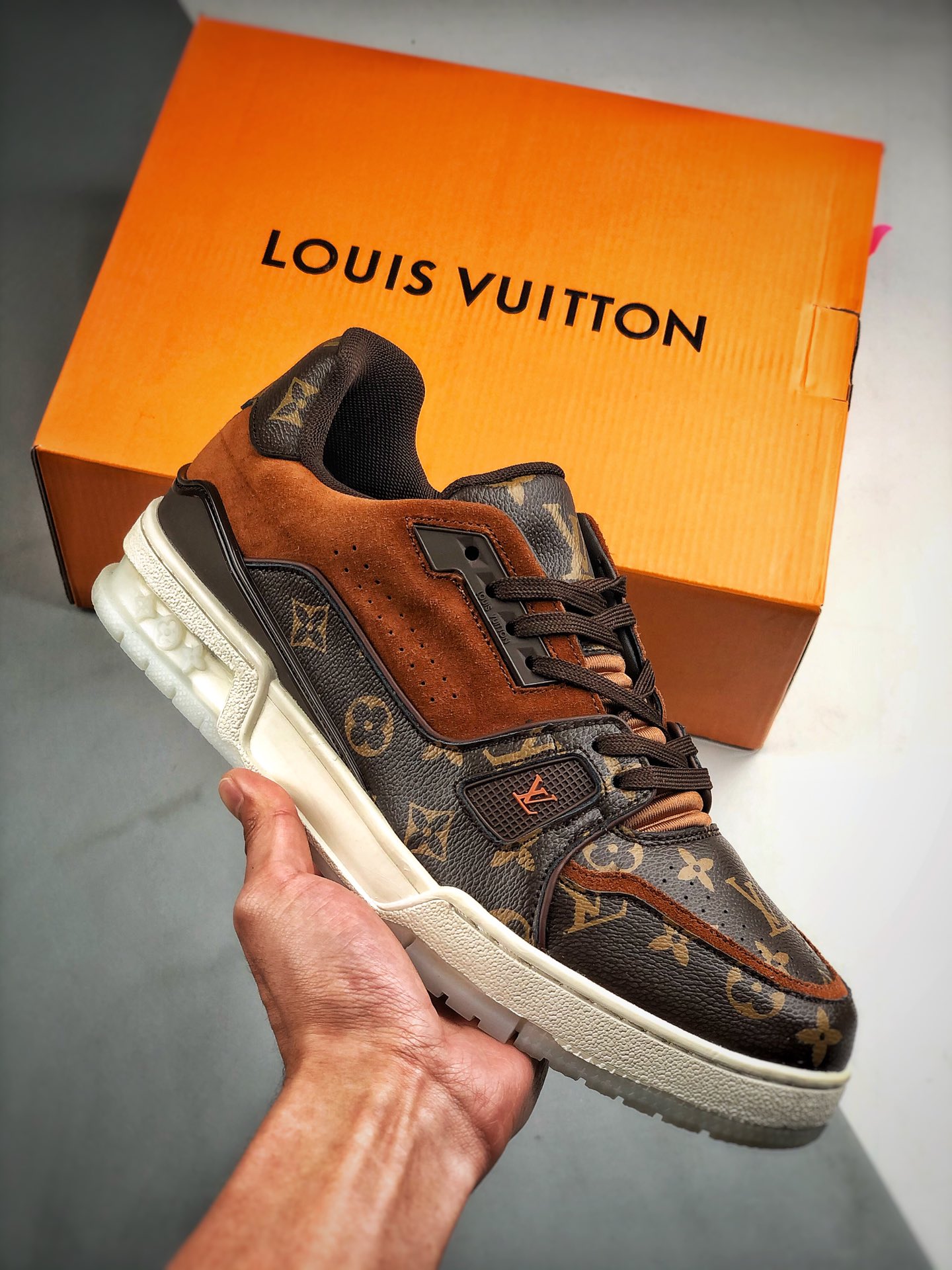 Put shop LV brand official xiu kuan counter