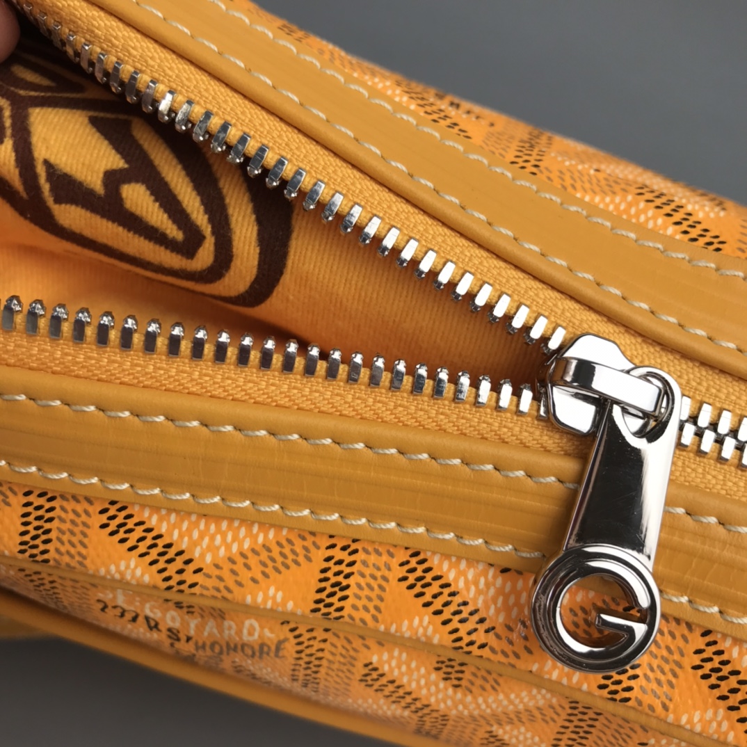 💰550 Goyard 狗牙相机包
Cap Vert男女同款小包
重点说一些特别能区别市场同货的一些细节,毕竟我们这么辛苦的做足了功夫也有必要跟大家分享。
1)戈雅品牌所有的车缝线路都有一个特征:就是每一针都是立体感极强的斜向走线的线路。并且因为用的是极其高端的进口缝纫线。所以你绝对看不到车缝线起毛或者松散的现象。
2) 这款包包在袋口拉链皮贴及肩带面上有加上防伪的烙印线。但不是很清晰明显。市场上有没有这种防伪线的版本,也有烙印得过于明显的版本。这些都是没有原版在手的一眼假版本。至于我说的是不是吹牛,是不是因为我做成这样才这样说。还是一样欢迎有条件的客户去专柜求证。这款是专柜爆款,应该能随时看到。
3)这一点主要说给那些比较细心的客户听,包包的内里常常是一个容易被人忽略的部分。这款包包的正品内里布应该是正黄色平纹棉布。据我了解市场通货几乎所有的版本都用的是斜纹布。颜色正不正,质感好不好不说。连纹路都没整对。这就是舍不得买原版操作最大的弊病。
4)更较真的客户可以看看,这款包的内袋皮贴内侧上有一行数字烙印,这是每一个包都有的不同的身份编码,跟我们每一个人的身份认证一样。市场上的货几乎都没有,就算有也是整批货同一个号。因为这些工厂在生产的时候可能连正品都没有见过。
5)再看我们用的纯进口钢牙拉链,每一粒链齿都是经过独立抛光电镀再组装的。颗颗圆润光滑,绝不会剐痛货刮伤你的手。无论怎么暴力使用都是顺滑如初。满满的高级感,秒杀那些垃圾感受的廉价拉链。
6)放眼整个行业,你绝对找不到第二家能给你配上这种百分百正品级别的防尘袋了,这可不是那种纯形式主义,纯敷衍的给你配个差不多将就的那种市场通货。说到底我们所有的对比标准只是正品。