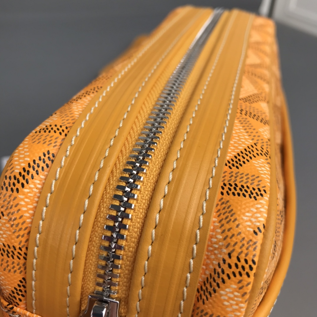💰550 Goyard 狗牙相机包
Cap Vert男女同款小包
重点说一些特别能区别市场同货的一些细节,毕竟我们这么辛苦的做足了功夫也有必要跟大家分享。
1)戈雅品牌所有的车缝线路都有一个特征:就是每一针都是立体感极强的斜向走线的线路。并且因为用的是极其高端的进口缝纫线。所以你绝对看不到车缝线起毛或者松散的现象。
2) 这款包包在袋口拉链皮贴及肩带面上有加上防伪的烙印线。但不是很清晰明显。市场上有没有这种防伪线的版本,也有烙印得过于明显的版本。这些都是没有原版在手的一眼假版本。至于我说的是不是吹牛,是不是因为我做成这样才这样说。还是一样欢迎有条件的客户去专柜求证。这款是专柜爆款,应该能随时看到。
3)这一点主要说给那些比较细心的客户听,包包的内里常常是一个容易被人忽略的部分。这款包包的正品内里布应该是正黄色平纹棉布。据我了解市场通货几乎所有的版本都用的是斜纹布。颜色正不正,质感好不好不说。连纹路都没整对。这就是舍不得买原版操作最大的弊病。
4)更较真的客户可以看看,这款包的内袋皮贴内侧上有一行数字烙印,这是每一个包都有的不同的身份编码,跟我们每一个人的身份认证一样。市场上的货几乎都没有,就算有也是整批货同一个号。因为这些工厂在生产的时候可能连正品都没有见过。
5)再看我们用的纯进口钢牙拉链,每一粒链齿都是经过独立抛光电镀再组装的。颗颗圆润光滑,绝不会剐痛货刮伤你的手。无论怎么暴力使用都是顺滑如初。满满的高级感,秒杀那些垃圾感受的廉价拉链。
6)放眼整个行业,你绝对找不到第二家能给你配上这种百分百正品级别的防尘袋了,这可不是那种纯形式主义,纯敷衍的给你配个差不多将就的那种市场通货。说到底我们所有的对比标准只是正品。