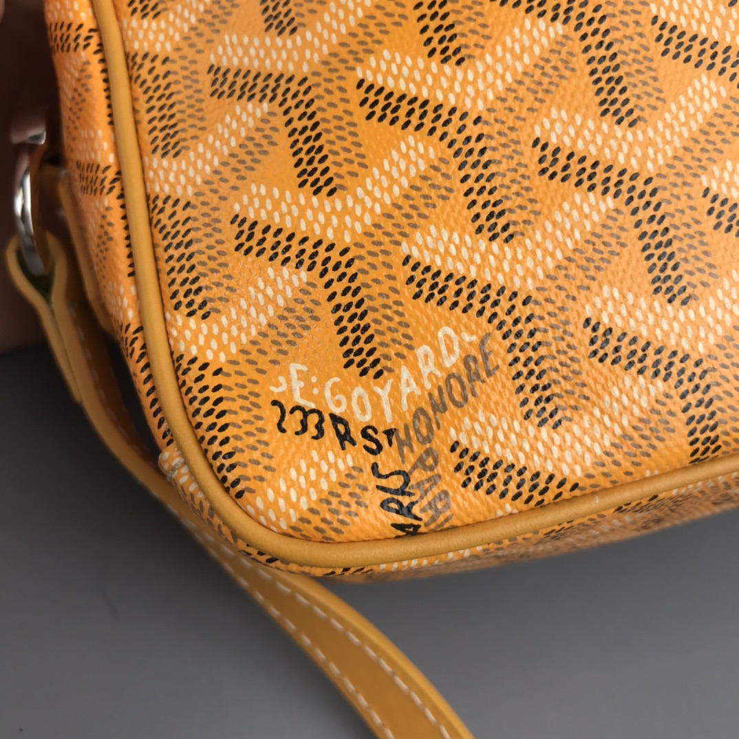 💰550 Goyard 狗牙相机包
Cap Vert男女同款小包
重点说一些特别能区别市场同货的一些细节,毕竟我们这么辛苦的做足了功夫也有必要跟大家分享。
1)戈雅品牌所有的车缝线路都有一个特征:就是每一针都是立体感极强的斜向走线的线路。并且因为用的是极其高端的进口缝纫线。所以你绝对看不到车缝线起毛或者松散的现象。
2) 这款包包在袋口拉链皮贴及肩带面上有加上防伪的烙印线。但不是很清晰明显。市场上有没有这种防伪线的版本,也有烙印得过于明显的版本。这些都是没有原版在手的一眼假版本。至于我说的是不是吹牛,是不是因为我做成这样才这样说。还是一样欢迎有条件的客户去专柜求证。这款是专柜爆款,应该能随时看到。
3)这一点主要说给那些比较细心的客户听,包包的内里常常是一个容易被人忽略的部分。这款包包的正品内里布应该是正黄色平纹棉布。据我了解市场通货几乎所有的版本都用的是斜纹布。颜色正不正,质感好不好不说。连纹路都没整对。这就是舍不得买原版操作最大的弊病。
4)更较真的客户可以看看,这款包的内袋皮贴内侧上有一行数字烙印,这是每一个包都有的不同的身份编码,跟我们每一个人的身份认证一样。市场上的货几乎都没有,就算有也是整批货同一个号。因为这些工厂在生产的时候可能连正品都没有见过。
5)再看我们用的纯进口钢牙拉链,每一粒链齿都是经过独立抛光电镀再组装的。颗颗圆润光滑,绝不会剐痛货刮伤你的手。无论怎么暴力使用都是顺滑如初。满满的高级感,秒杀那些垃圾感受的廉价拉链。
6)放眼整个行业,你绝对找不到第二家能给你配上这种百分百正品级别的防尘袋了,这可不是那种纯形式主义,纯敷衍的给你配个差不多将就的那种市场通货。说到底我们所有的对比标准只是正品。