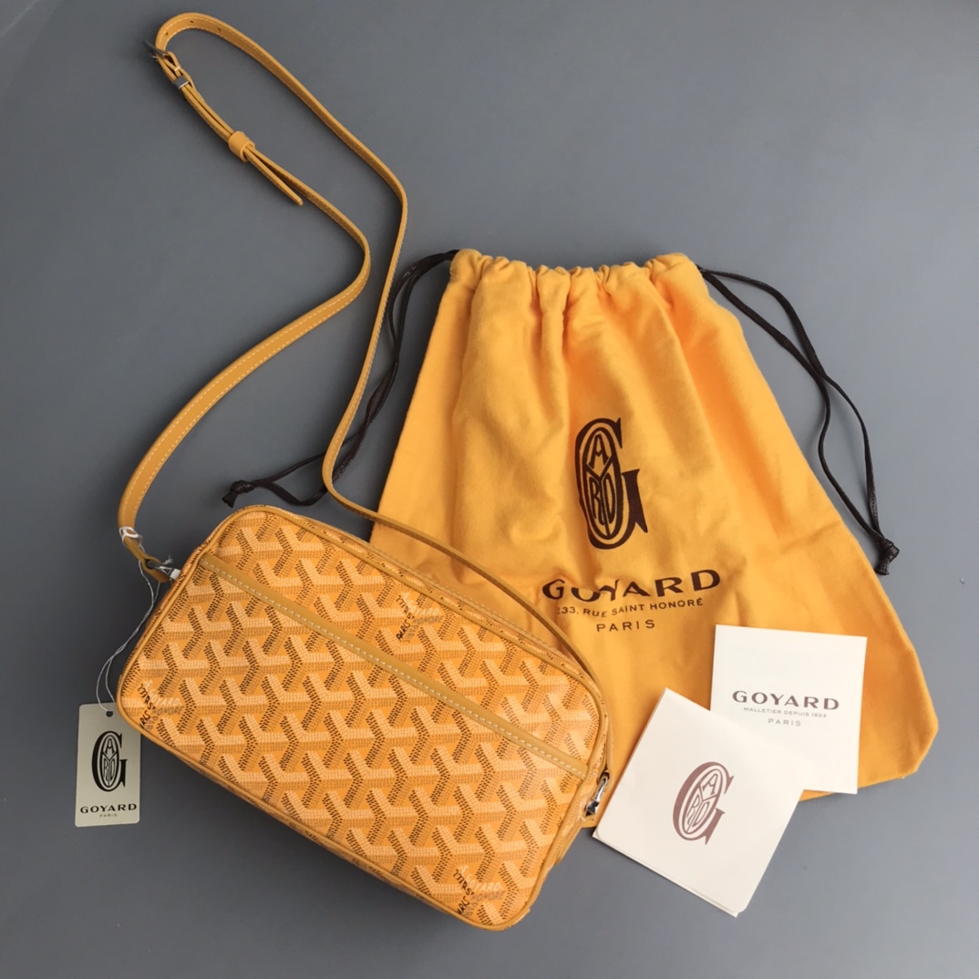 💰550 Goyard 狗牙相机包
Cap Vert男女同款小包
重点说一些特别能区别市场同货的一些细节,毕竟我们这么辛苦的做足了功夫也有必要跟大家分享。
1)戈雅品牌所有的车缝线路都有一个特征:就是每一针都是立体感极强的斜向走线的线路。并且因为用的是极其高端的进口缝纫线。所以你绝对看不到车缝线起毛或者松散的现象。
2) 这款包包在袋口拉链皮贴及肩带面上有加上防伪的烙印线。但不是很清晰明显。市场上有没有这种防伪线的版本,也有烙印得过于明显的版本。这些都是没有原版在手的一眼假版本。至于我说的是不是吹牛,是不是因为我做成这样才这样说。还是一样欢迎有条件的客户去专柜求证。这款是专柜爆款,应该能随时看到。
3)这一点主要说给那些比较细心的客户听,包包的内里常常是一个容易被人忽略的部分。这款包包的正品内里布应该是正黄色平纹棉布。据我了解市场通货几乎所有的版本都用的是斜纹布。颜色正不正,质感好不好不说。连纹路都没整对。这就是舍不得买原版操作最大的弊病。
4)更较真的客户可以看看,这款包的内袋皮贴内侧上有一行数字烙印,这是每一个包都有的不同的身份编码,跟我们每一个人的身份认证一样。市场上的货几乎都没有,就算有也是整批货同一个号。因为这些工厂在生产的时候可能连正品都没有见过。
5)再看我们用的纯进口钢牙拉链,每一粒链齿都是经过独立抛光电镀再组装的。颗颗圆润光滑,绝不会剐痛货刮伤你的手。无论怎么暴力使用都是顺滑如初。满满的高级感,秒杀那些垃圾感受的廉价拉链。
6)放眼整个行业,你绝对找不到第二家能给你配上这种百分百正品级别的防尘袋了,这可不是那种纯形式主义,纯敷衍的给你配个差不多将就的那种市场通货。说到底我们所有的对比标准只是正品。