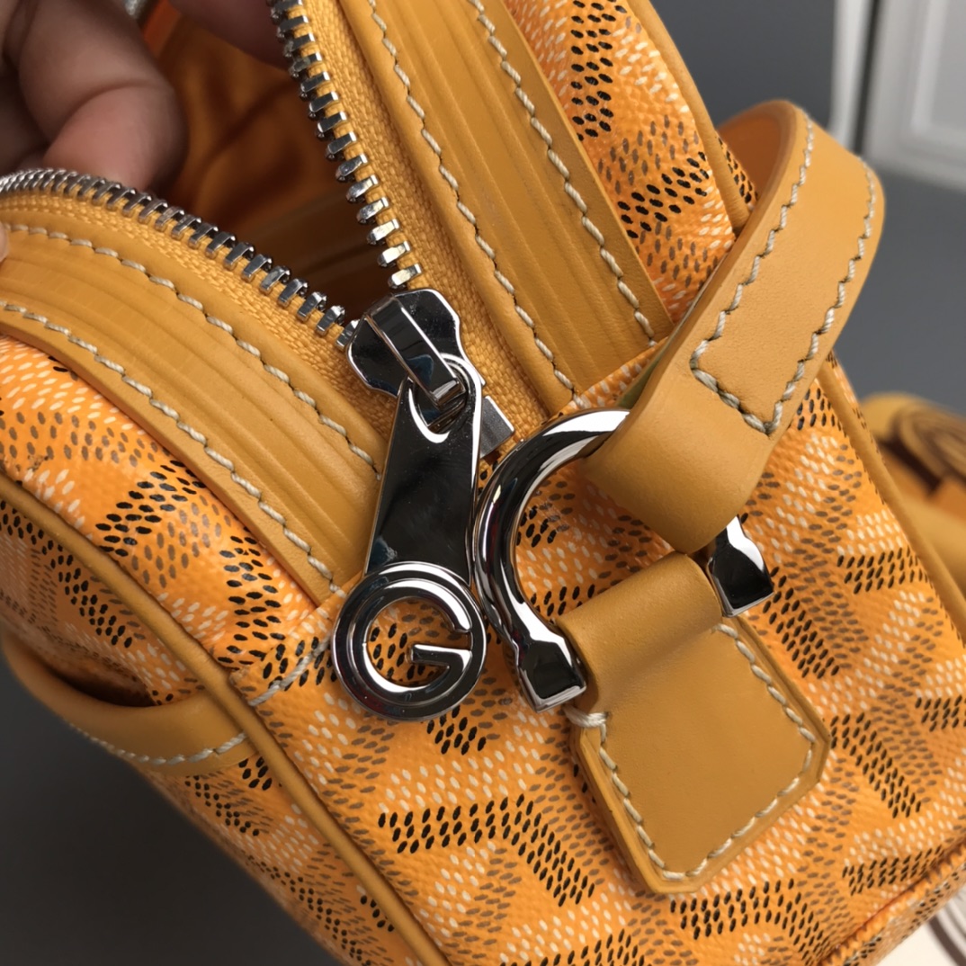 💰550 Goyard 狗牙相机包
Cap Vert男女同款小包
重点说一些特别能区别市场同货的一些细节,毕竟我们这么辛苦的做足了功夫也有必要跟大家分享。
1)戈雅品牌所有的车缝线路都有一个特征:就是每一针都是立体感极强的斜向走线的线路。并且因为用的是极其高端的进口缝纫线。所以你绝对看不到车缝线起毛或者松散的现象。
2) 这款包包在袋口拉链皮贴及肩带面上有加上防伪的烙印线。但不是很清晰明显。市场上有没有这种防伪线的版本,也有烙印得过于明显的版本。这些都是没有原版在手的一眼假版本。至于我说的是不是吹牛,是不是因为我做成这样才这样说。还是一样欢迎有条件的客户去专柜求证。这款是专柜爆款,应该能随时看到。
3)这一点主要说给那些比较细心的客户听,包包的内里常常是一个容易被人忽略的部分。这款包包的正品内里布应该是正黄色平纹棉布。据我了解市场通货几乎所有的版本都用的是斜纹布。颜色正不正,质感好不好不说。连纹路都没整对。这就是舍不得买原版操作最大的弊病。
4)更较真的客户可以看看,这款包的内袋皮贴内侧上有一行数字烙印,这是每一个包都有的不同的身份编码,跟我们每一个人的身份认证一样。市场上的货几乎都没有,就算有也是整批货同一个号。因为这些工厂在生产的时候可能连正品都没有见过。
5)再看我们用的纯进口钢牙拉链,每一粒链齿都是经过独立抛光电镀再组装的。颗颗圆润光滑,绝不会剐痛货刮伤你的手。无论怎么暴力使用都是顺滑如初。满满的高级感,秒杀那些垃圾感受的廉价拉链。
6)放眼整个行业,你绝对找不到第二家能给你配上这种百分百正品级别的防尘袋了,这可不是那种纯形式主义,纯敷衍的给你配个差不多将就的那种市场通货。说到底我们所有的对比标准只是正品。