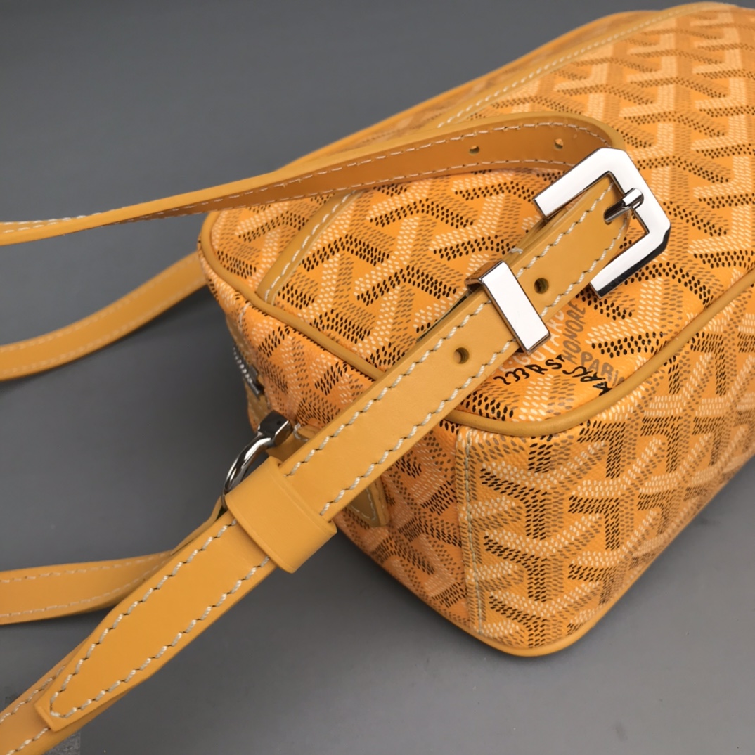 💰550 Goyard 狗牙相机包
Cap Vert男女同款小包
重点说一些特别能区别市场同货的一些细节,毕竟我们这么辛苦的做足了功夫也有必要跟大家分享。
1)戈雅品牌所有的车缝线路都有一个特征:就是每一针都是立体感极强的斜向走线的线路。并且因为用的是极其高端的进口缝纫线。所以你绝对看不到车缝线起毛或者松散的现象。
2) 这款包包在袋口拉链皮贴及肩带面上有加上防伪的烙印线。但不是很清晰明显。市场上有没有这种防伪线的版本,也有烙印得过于明显的版本。这些都是没有原版在手的一眼假版本。至于我说的是不是吹牛,是不是因为我做成这样才这样说。还是一样欢迎有条件的客户去专柜求证。这款是专柜爆款,应该能随时看到。
3)这一点主要说给那些比较细心的客户听,包包的内里常常是一个容易被人忽略的部分。这款包包的正品内里布应该是正黄色平纹棉布。据我了解市场通货几乎所有的版本都用的是斜纹布。颜色正不正,质感好不好不说。连纹路都没整对。这就是舍不得买原版操作最大的弊病。
4)更较真的客户可以看看,这款包的内袋皮贴内侧上有一行数字烙印,这是每一个包都有的不同的身份编码,跟我们每一个人的身份认证一样。市场上的货几乎都没有,就算有也是整批货同一个号。因为这些工厂在生产的时候可能连正品都没有见过。
5)再看我们用的纯进口钢牙拉链,每一粒链齿都是经过独立抛光电镀再组装的。颗颗圆润光滑,绝不会剐痛货刮伤你的手。无论怎么暴力使用都是顺滑如初。满满的高级感,秒杀那些垃圾感受的廉价拉链。
6)放眼整个行业,你绝对找不到第二家能给你配上这种百分百正品级别的防尘袋了,这可不是那种纯形式主义,纯敷衍的给你配个差不多将就的那种市场通货。说到底我们所有的对比标准只是正品。
