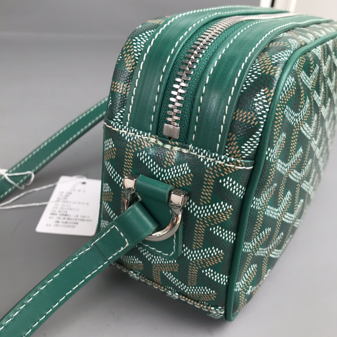 💰550 Goyard 戈雅相机包
Cap Vert男女同款小包
重点说一些特别能区别市场同货的一些细节,毕竟我们这么辛苦的做足了功夫也有必要跟大家分享。
1)戈雅品牌所有的车缝线路都有一个特征:就是每一针都是立体感极强的斜向走线的线路。并且因为用的是极其高端的进口缝纫线。所以你绝对看不到车缝线起毛或者松散的现象。
2)这款包包在袋口拉链皮贴及肩带面上有加上防伪的烙印线。但不是很清晰明显。市场上有没有这种防伪线的版本,也有烙印得过于明显的版本。这些都是没有原版在手的一眼假版本。至于我说的是不是吹牛,是不是因为我做成这样才这样说。还是一样欢迎有条件的客户去专柜求证。这款是专柜爆款,应该能随时看到。
3)这一点主要说给那些比较细心的客户听,包包的内里常常是一个容易被人忽略的部分。这款包包的正品内里布应该是正黄色平纹棉布。据我了解市场通货几乎所有的版本都用的是斜纹布。颜色正不正,质感好不好不说。连纹路都没整对。这就是舍不得买原版操作最大的弊病。
4)更较真的客户可以看看,这款包的内袋皮贴内侧上有一行数字烙印,这是每一个包都有的不同的身份编码,跟我们每一个人的身份认证一样。市场上的货几乎都没有,就算有也是整批货同一个号。因为这些工厂在生产的时候可能连正品都没有见过。
5)再看我们用的纯进口钢牙拉链,每一粒链齿都是经过独立抛光电镀再组装的。颗颗圆润光滑,绝不会剐痛货刮伤你的手。无论怎么暴力使用都是顺滑如初。满满的高级感,秒杀那些垃圾感受的廉价拉链。
6)放眼整个行业,你绝对找不到第二家能给你配上这种百分百正品级别的防尘袋了,这可不是那种纯形式主义,纯敷衍的给你配个差不多将就的那种市场通货。说到底我们所有的对比标准只是正品。