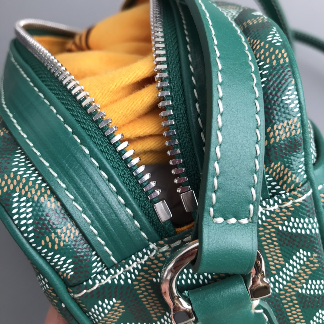 💰550 Goyard 戈雅相机包
Cap Vert男女同款小包
重点说一些特别能区别市场同货的一些细节,毕竟我们这么辛苦的做足了功夫也有必要跟大家分享。
1)戈雅品牌所有的车缝线路都有一个特征:就是每一针都是立体感极强的斜向走线的线路。并且因为用的是极其高端的进口缝纫线。所以你绝对看不到车缝线起毛或者松散的现象。
2)这款包包在袋口拉链皮贴及肩带面上有加上防伪的烙印线。但不是很清晰明显。市场上有没有这种防伪线的版本,也有烙印得过于明显的版本。这些都是没有原版在手的一眼假版本。至于我说的是不是吹牛,是不是因为我做成这样才这样说。还是一样欢迎有条件的客户去专柜求证。这款是专柜爆款,应该能随时看到。
3)这一点主要说给那些比较细心的客户听,包包的内里常常是一个容易被人忽略的部分。这款包包的正品内里布应该是正黄色平纹棉布。据我了解市场通货几乎所有的版本都用的是斜纹布。颜色正不正,质感好不好不说。连纹路都没整对。这就是舍不得买原版操作最大的弊病。
4)更较真的客户可以看看,这款包的内袋皮贴内侧上有一行数字烙印,这是每一个包都有的不同的身份编码,跟我们每一个人的身份认证一样。市场上的货几乎都没有,就算有也是整批货同一个号。因为这些工厂在生产的时候可能连正品都没有见过。
5)再看我们用的纯进口钢牙拉链,每一粒链齿都是经过独立抛光电镀再组装的。颗颗圆润光滑,绝不会剐痛货刮伤你的手。无论怎么暴力使用都是顺滑如初。满满的高级感,秒杀那些垃圾感受的廉价拉链。
6)放眼整个行业,你绝对找不到第二家能给你配上这种百分百正品级别的防尘袋了,这可不是那种纯形式主义,纯敷衍的给你配个差不多将就的那种市场通货。说到底我们所有的对比标准只是正品。