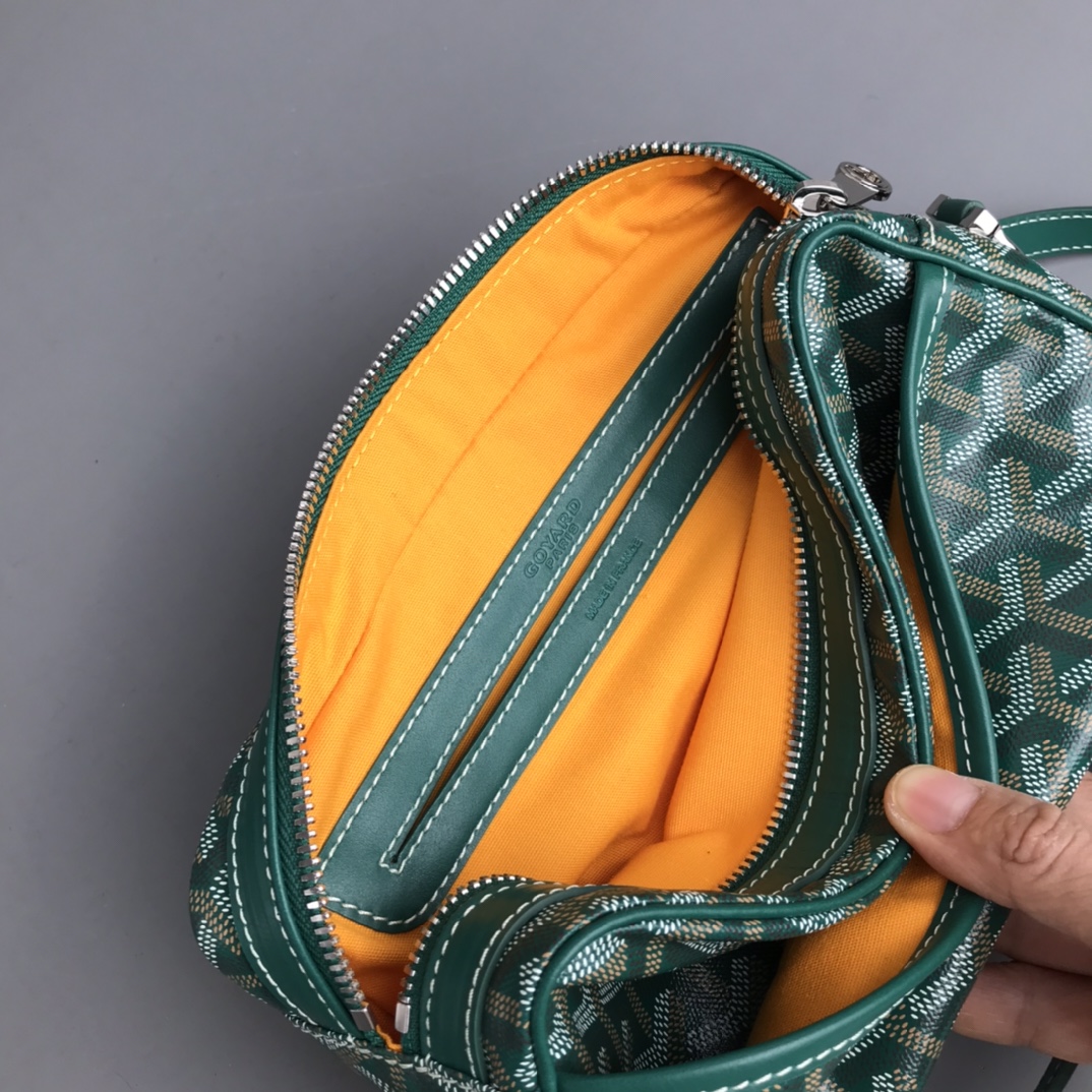 💰550 Goyard 戈雅相机包
Cap Vert男女同款小包
重点说一些特别能区别市场同货的一些细节,毕竟我们这么辛苦的做足了功夫也有必要跟大家分享。
1)戈雅品牌所有的车缝线路都有一个特征:就是每一针都是立体感极强的斜向走线的线路。并且因为用的是极其高端的进口缝纫线。所以你绝对看不到车缝线起毛或者松散的现象。
2)这款包包在袋口拉链皮贴及肩带面上有加上防伪的烙印线。但不是很清晰明显。市场上有没有这种防伪线的版本,也有烙印得过于明显的版本。这些都是没有原版在手的一眼假版本。至于我说的是不是吹牛,是不是因为我做成这样才这样说。还是一样欢迎有条件的客户去专柜求证。这款是专柜爆款,应该能随时看到。
3)这一点主要说给那些比较细心的客户听,包包的内里常常是一个容易被人忽略的部分。这款包包的正品内里布应该是正黄色平纹棉布。据我了解市场通货几乎所有的版本都用的是斜纹布。颜色正不正,质感好不好不说。连纹路都没整对。这就是舍不得买原版操作最大的弊病。
4)更较真的客户可以看看,这款包的内袋皮贴内侧上有一行数字烙印,这是每一个包都有的不同的身份编码,跟我们每一个人的身份认证一样。市场上的货几乎都没有,就算有也是整批货同一个号。因为这些工厂在生产的时候可能连正品都没有见过。
5)再看我们用的纯进口钢牙拉链,每一粒链齿都是经过独立抛光电镀再组装的。颗颗圆润光滑,绝不会剐痛货刮伤你的手。无论怎么暴力使用都是顺滑如初。满满的高级感,秒杀那些垃圾感受的廉价拉链。
6)放眼整个行业,你绝对找不到第二家能给你配上这种百分百正品级别的防尘袋了,这可不是那种纯形式主义,纯敷衍的给你配个差不多将就的那种市场通货。说到底我们所有的对比标准只是正品。