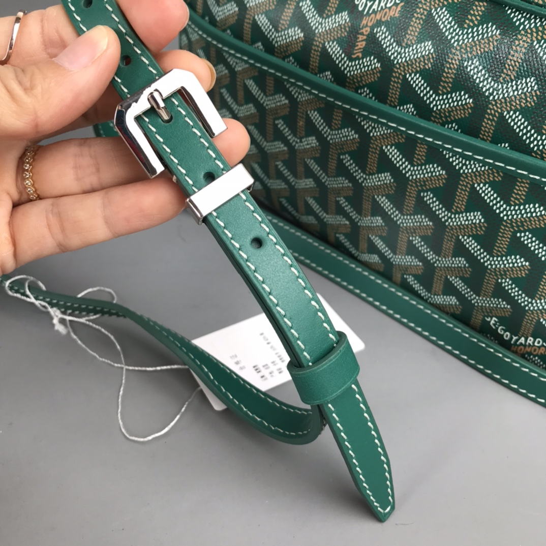 💰550 Goyard 戈雅相机包
Cap Vert男女同款小包
重点说一些特别能区别市场同货的一些细节,毕竟我们这么辛苦的做足了功夫也有必要跟大家分享。
1)戈雅品牌所有的车缝线路都有一个特征:就是每一针都是立体感极强的斜向走线的线路。并且因为用的是极其高端的进口缝纫线。所以你绝对看不到车缝线起毛或者松散的现象。
2)这款包包在袋口拉链皮贴及肩带面上有加上防伪的烙印线。但不是很清晰明显。市场上有没有这种防伪线的版本,也有烙印得过于明显的版本。这些都是没有原版在手的一眼假版本。至于我说的是不是吹牛,是不是因为我做成这样才这样说。还是一样欢迎有条件的客户去专柜求证。这款是专柜爆款,应该能随时看到。
3)这一点主要说给那些比较细心的客户听,包包的内里常常是一个容易被人忽略的部分。这款包包的正品内里布应该是正黄色平纹棉布。据我了解市场通货几乎所有的版本都用的是斜纹布。颜色正不正,质感好不好不说。连纹路都没整对。这就是舍不得买原版操作最大的弊病。
4)更较真的客户可以看看,这款包的内袋皮贴内侧上有一行数字烙印,这是每一个包都有的不同的身份编码,跟我们每一个人的身份认证一样。市场上的货几乎都没有,就算有也是整批货同一个号。因为这些工厂在生产的时候可能连正品都没有见过。
5)再看我们用的纯进口钢牙拉链,每一粒链齿都是经过独立抛光电镀再组装的。颗颗圆润光滑,绝不会剐痛货刮伤你的手。无论怎么暴力使用都是顺滑如初。满满的高级感,秒杀那些垃圾感受的廉价拉链。
6)放眼整个行业,你绝对找不到第二家能给你配上这种百分百正品级别的防尘袋了,这可不是那种纯形式主义,纯敷衍的给你配个差不多将就的那种市场通货。说到底我们所有的对比标准只是正品。