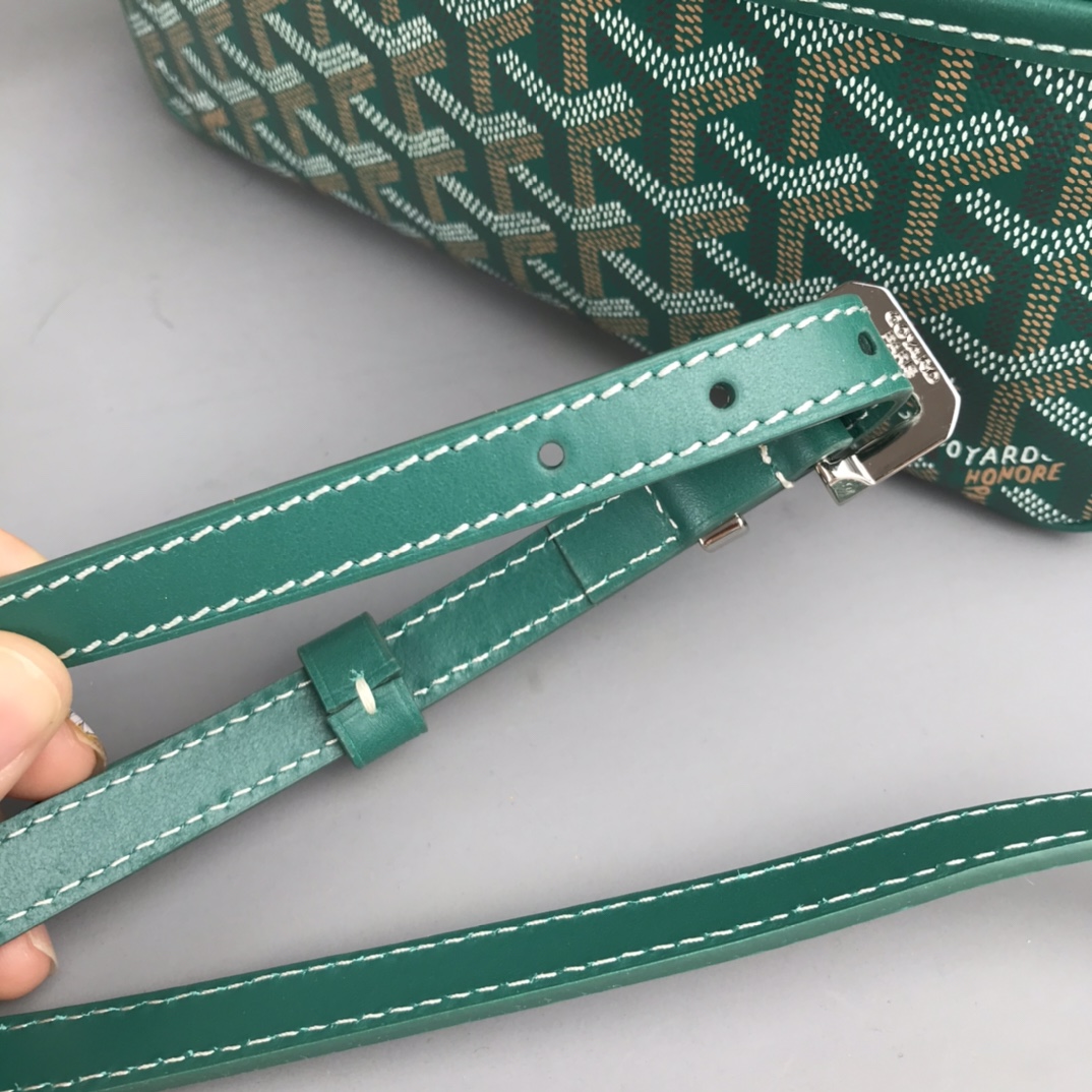 💰550 Goyard 戈雅相机包
Cap Vert男女同款小包
重点说一些特别能区别市场同货的一些细节,毕竟我们这么辛苦的做足了功夫也有必要跟大家分享。
1)戈雅品牌所有的车缝线路都有一个特征:就是每一针都是立体感极强的斜向走线的线路。并且因为用的是极其高端的进口缝纫线。所以你绝对看不到车缝线起毛或者松散的现象。
2)这款包包在袋口拉链皮贴及肩带面上有加上防伪的烙印线。但不是很清晰明显。市场上有没有这种防伪线的版本,也有烙印得过于明显的版本。这些都是没有原版在手的一眼假版本。至于我说的是不是吹牛,是不是因为我做成这样才这样说。还是一样欢迎有条件的客户去专柜求证。这款是专柜爆款,应该能随时看到。
3)这一点主要说给那些比较细心的客户听,包包的内里常常是一个容易被人忽略的部分。这款包包的正品内里布应该是正黄色平纹棉布。据我了解市场通货几乎所有的版本都用的是斜纹布。颜色正不正,质感好不好不说。连纹路都没整对。这就是舍不得买原版操作最大的弊病。
4)更较真的客户可以看看,这款包的内袋皮贴内侧上有一行数字烙印,这是每一个包都有的不同的身份编码,跟我们每一个人的身份认证一样。市场上的货几乎都没有,就算有也是整批货同一个号。因为这些工厂在生产的时候可能连正品都没有见过。
5)再看我们用的纯进口钢牙拉链,每一粒链齿都是经过独立抛光电镀再组装的。颗颗圆润光滑,绝不会剐痛货刮伤你的手。无论怎么暴力使用都是顺滑如初。满满的高级感,秒杀那些垃圾感受的廉价拉链。
6)放眼整个行业,你绝对找不到第二家能给你配上这种百分百正品级别的防尘袋了,这可不是那种纯形式主义,纯敷衍的给你配个差不多将就的那种市场通货。说到底我们所有的对比标准只是正品。